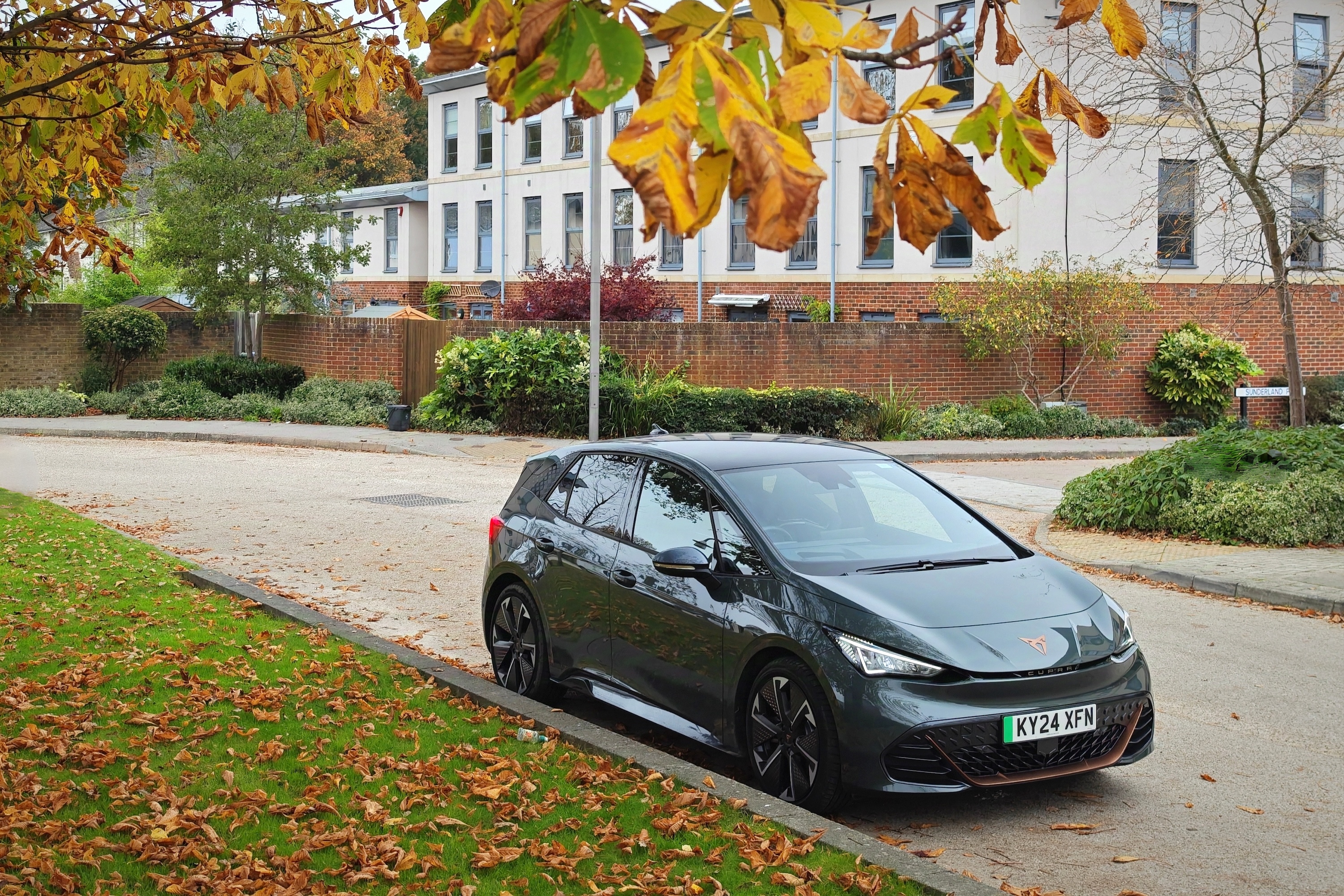 The Cupra Born VZ seen from the front.