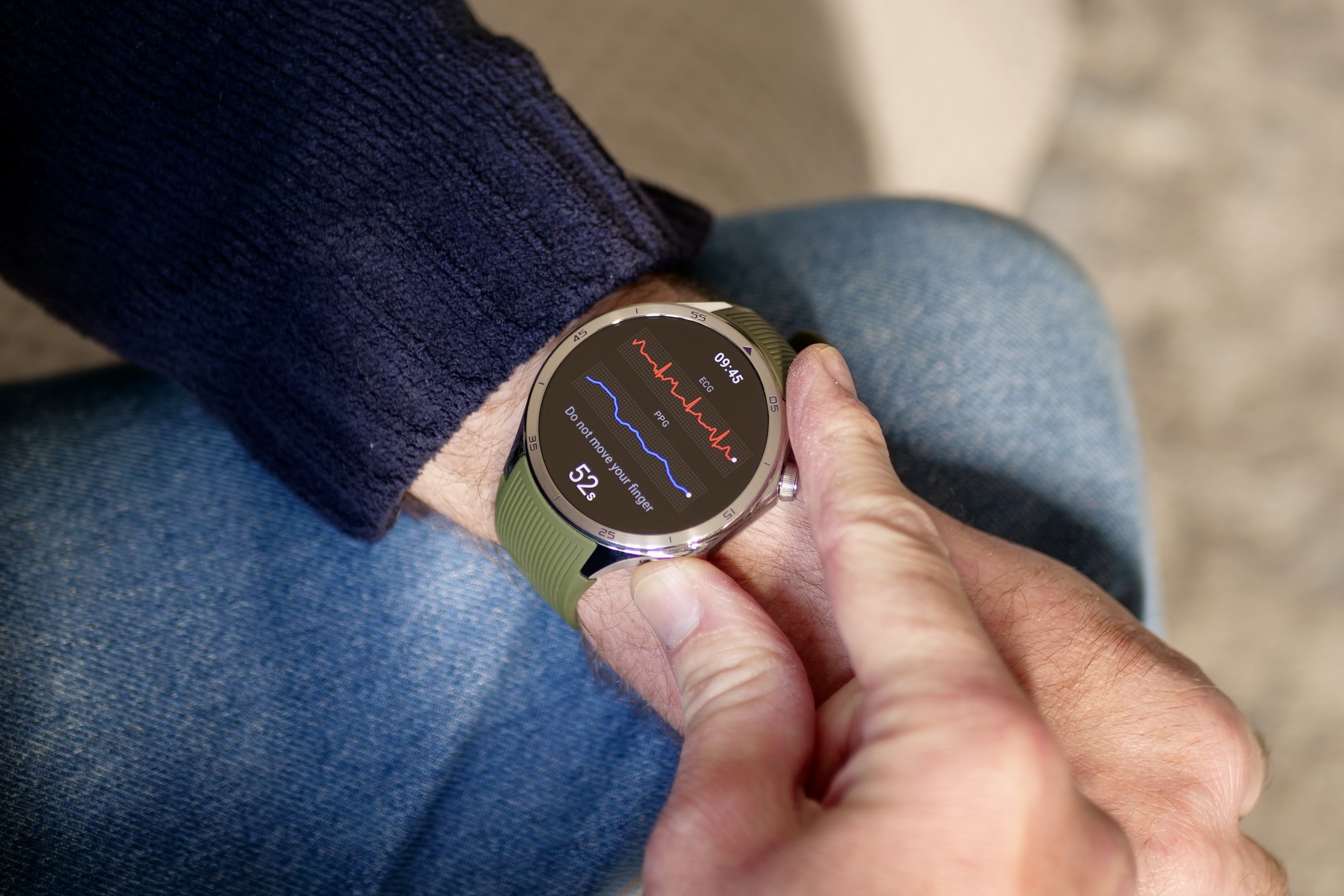 A person wearing the OnePlus Watch 3 using the 60-second Health feature.