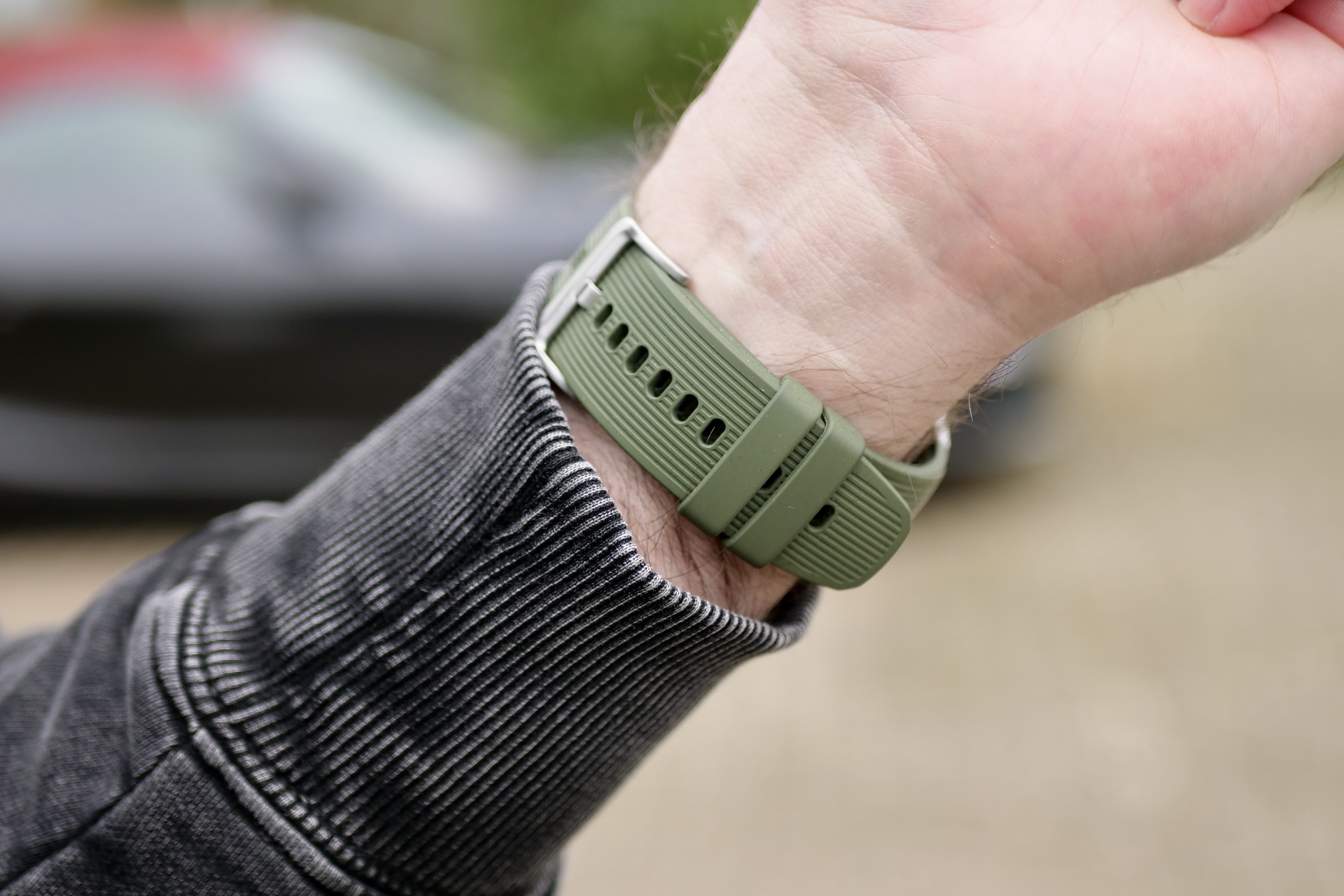 A person wearing the OnePlus Watch 3 showing the strap and keepers.