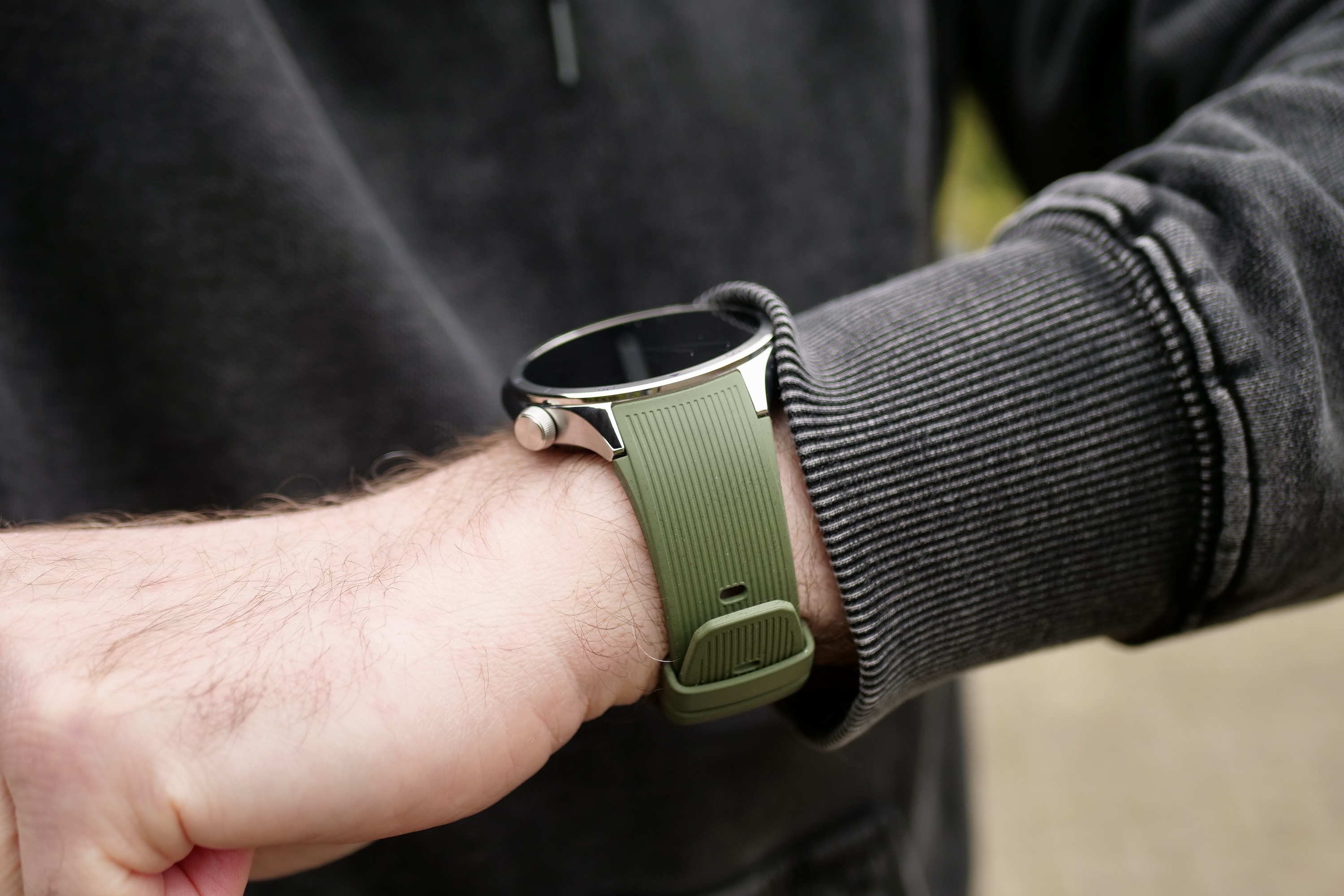 A person wearing the OnePlus Watch 3.