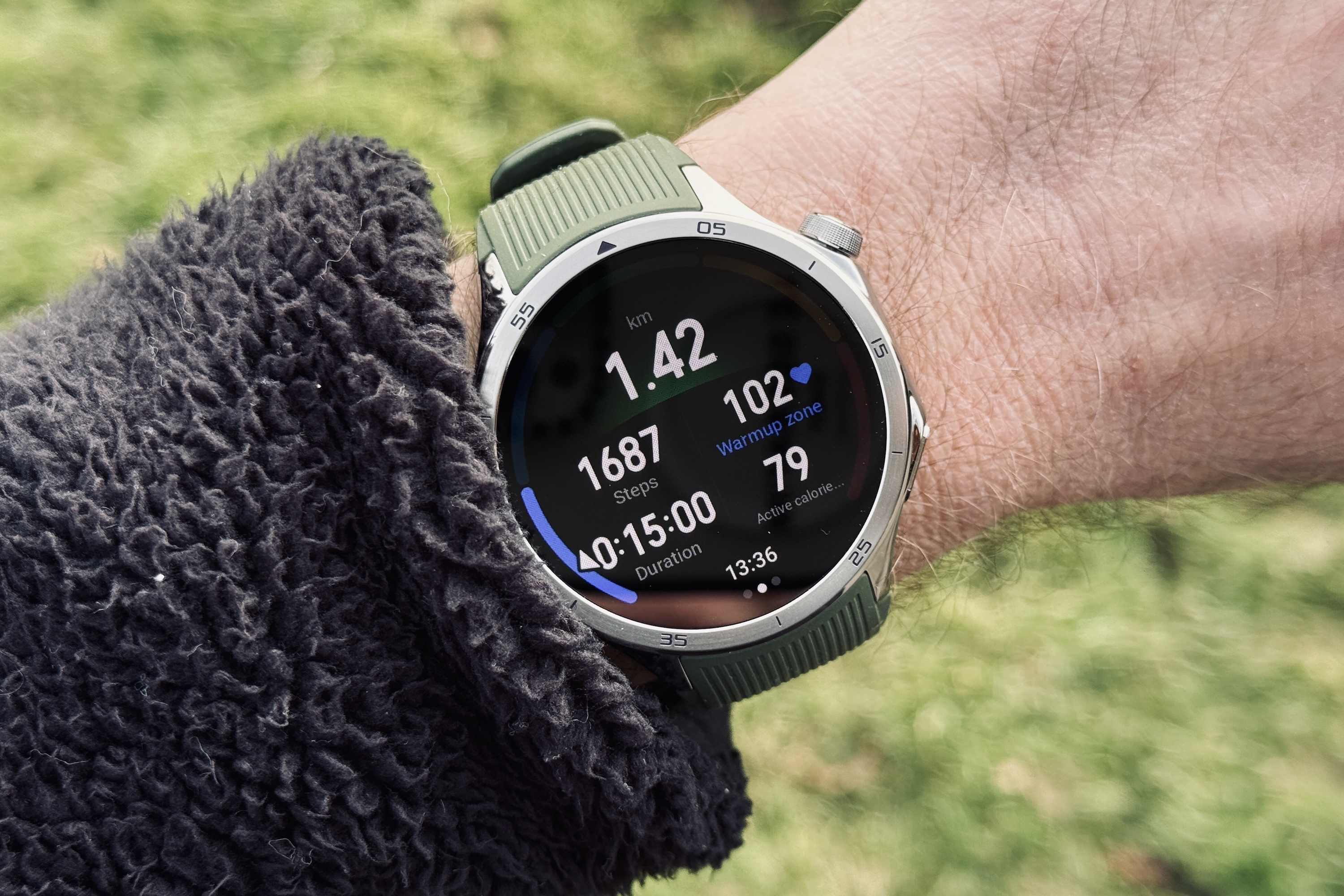 A person wearing the OnePlus Watch 3, showing the walking activity.