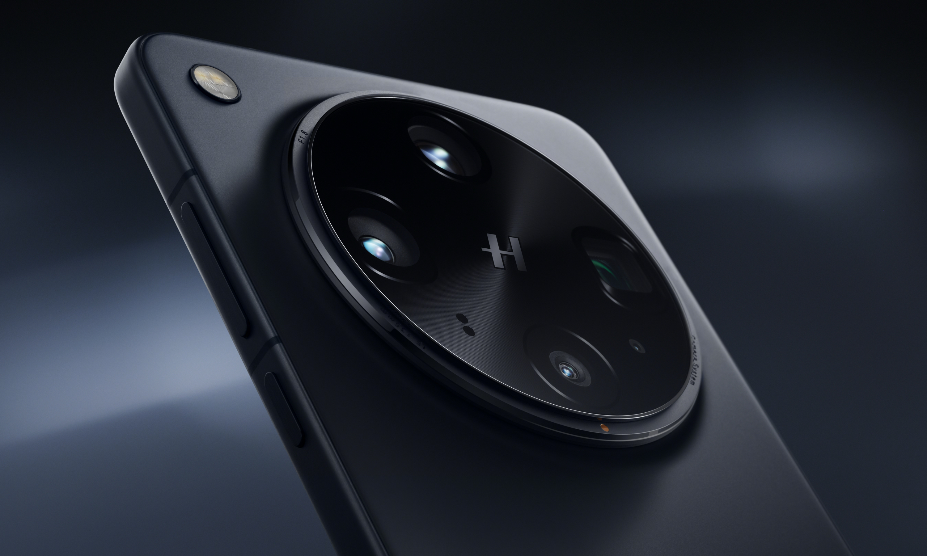 Oppo Find X8 Ultra in black.