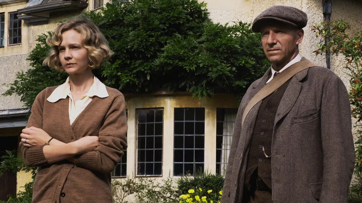 Ralph Fiennes and Carrey Mulligan in The Dig.