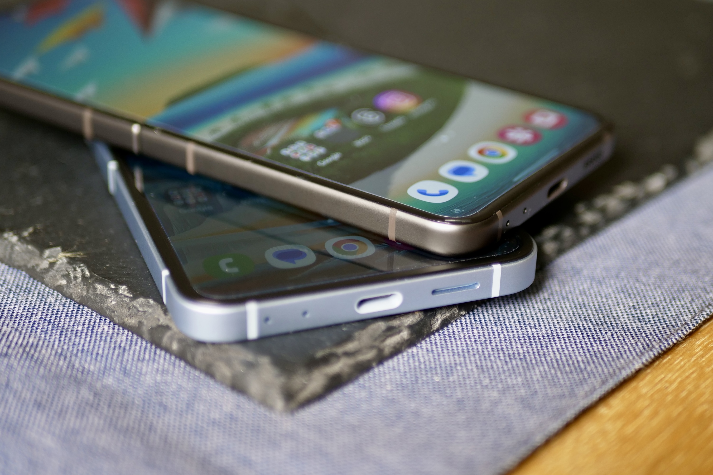 The corners of the Samsung Galaxy Z Flip 6 and Samsung Galaxy Z Flip 5.