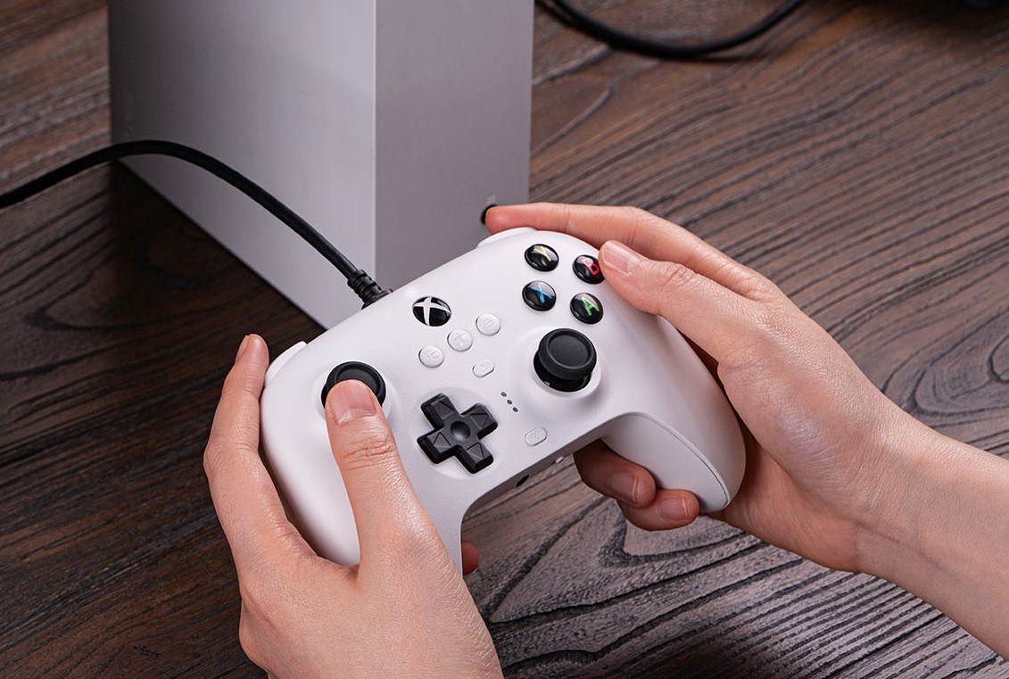 Someone playing on Xbox with 8BitDo Ultimate wired controller