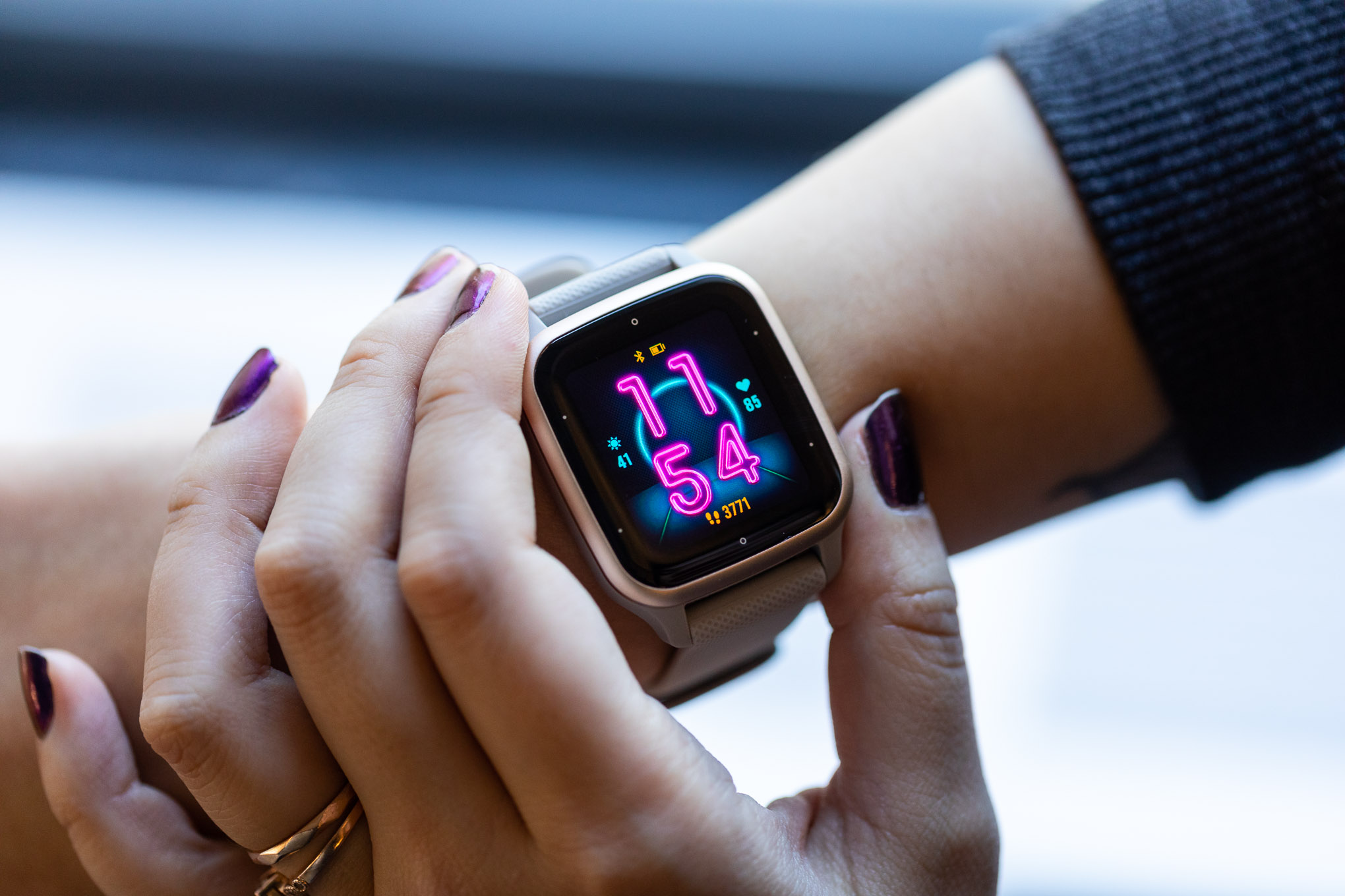 Garmin Venu Sq 2 showing bright clock face on womanâs wrist