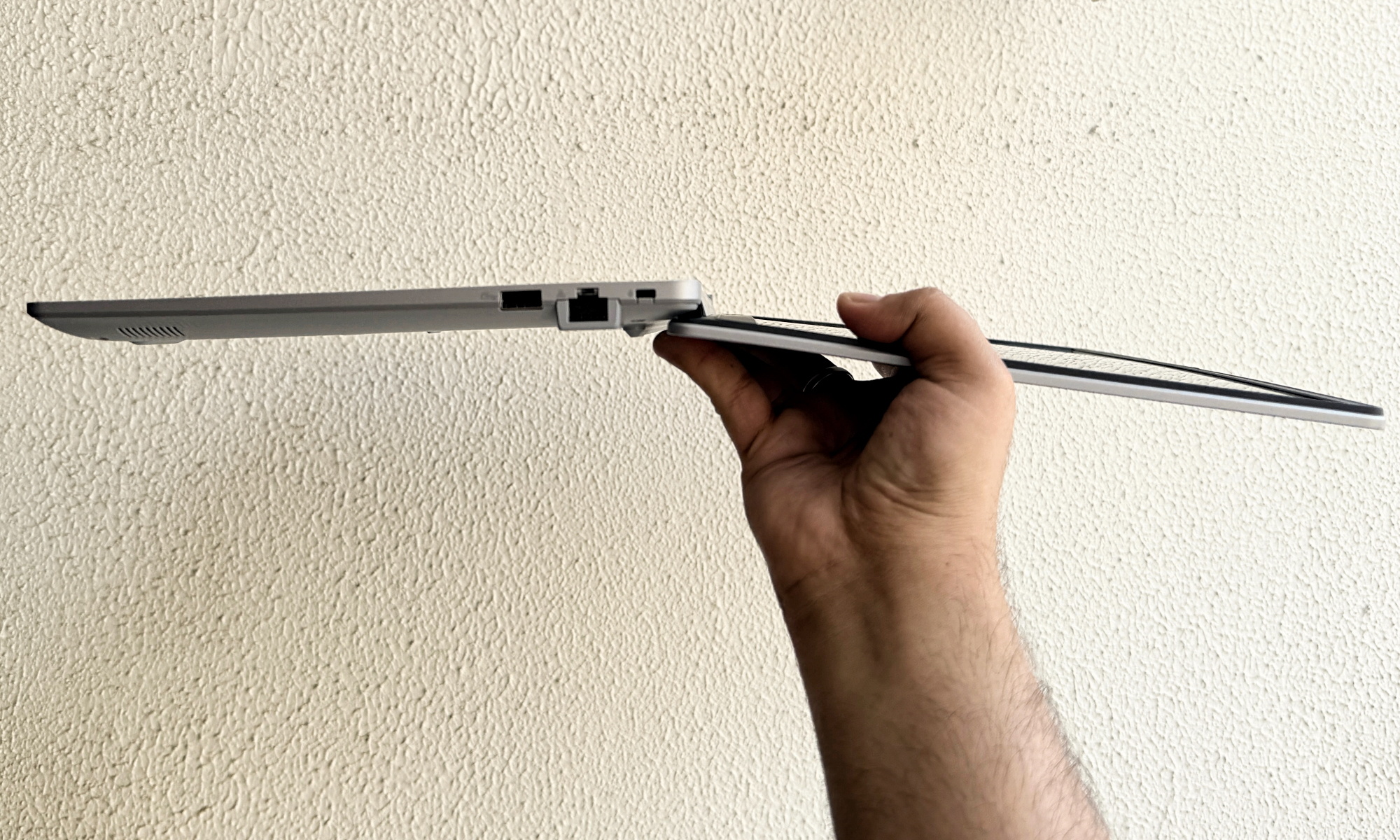 Asus ExpertBook P1 hinge test.