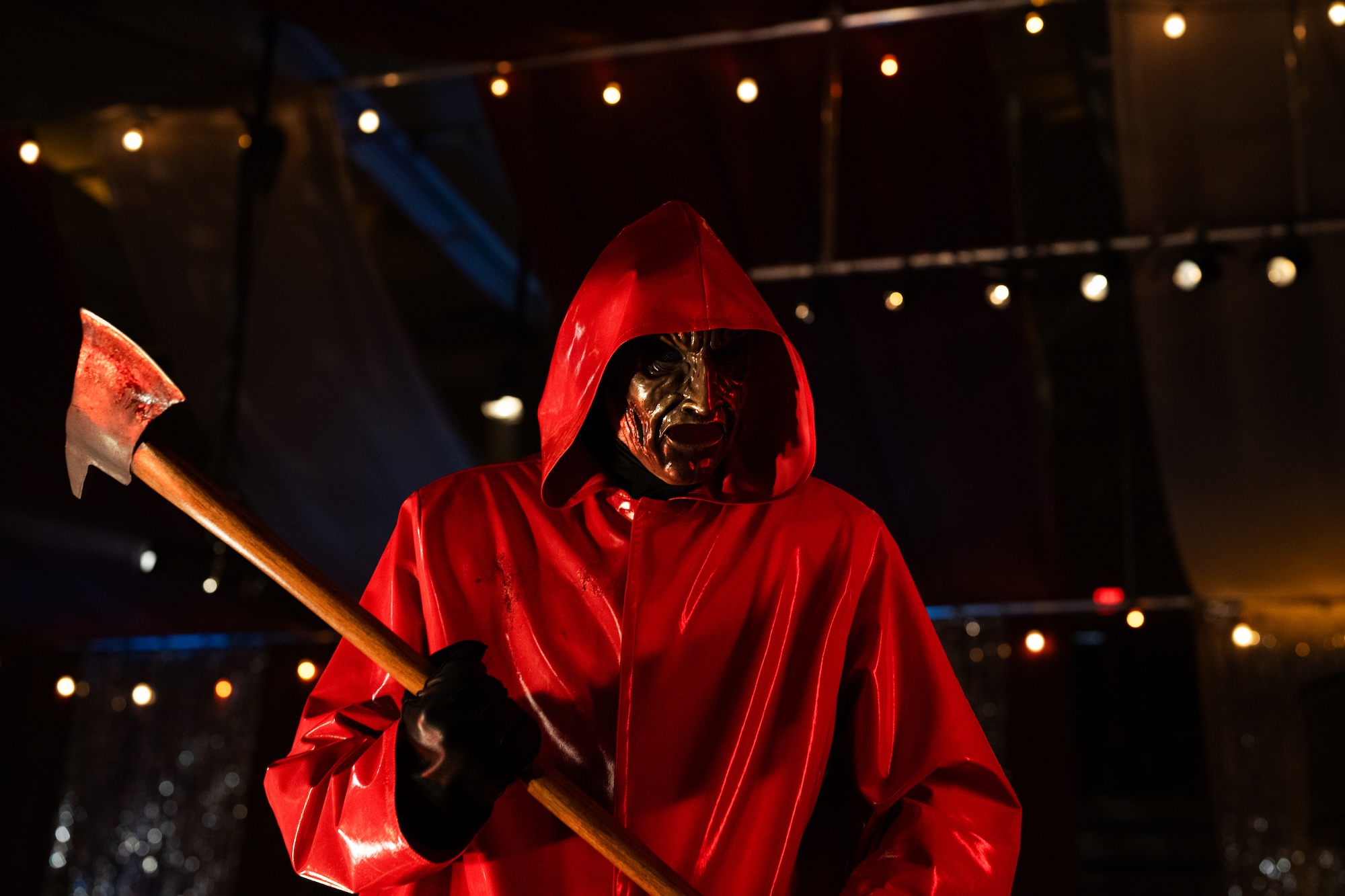 A killer holds an ax in Fear Street: Prom Queen.