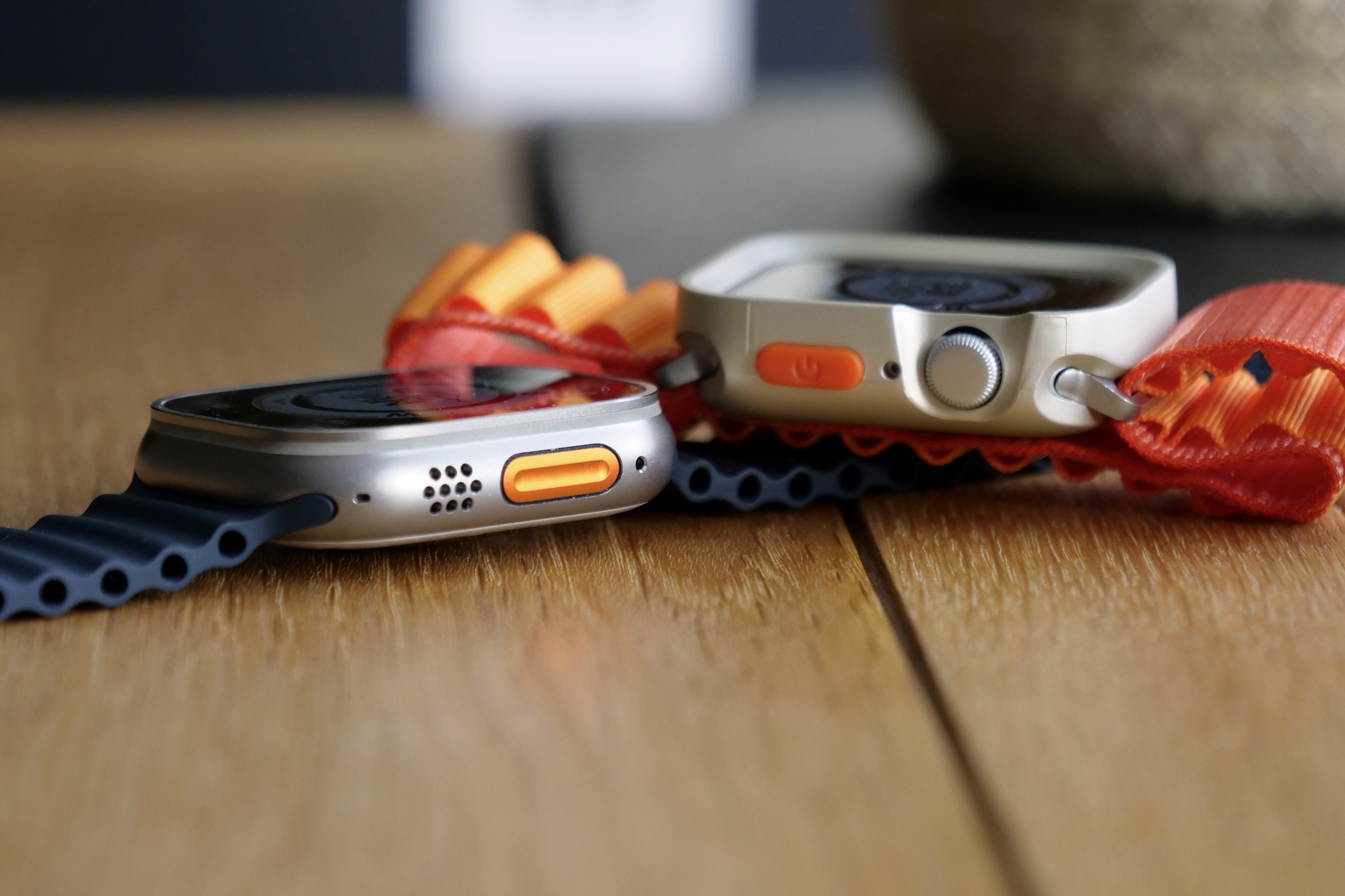 Apple Watch SE 2 with the Apple Watch Ultra seen from the side.