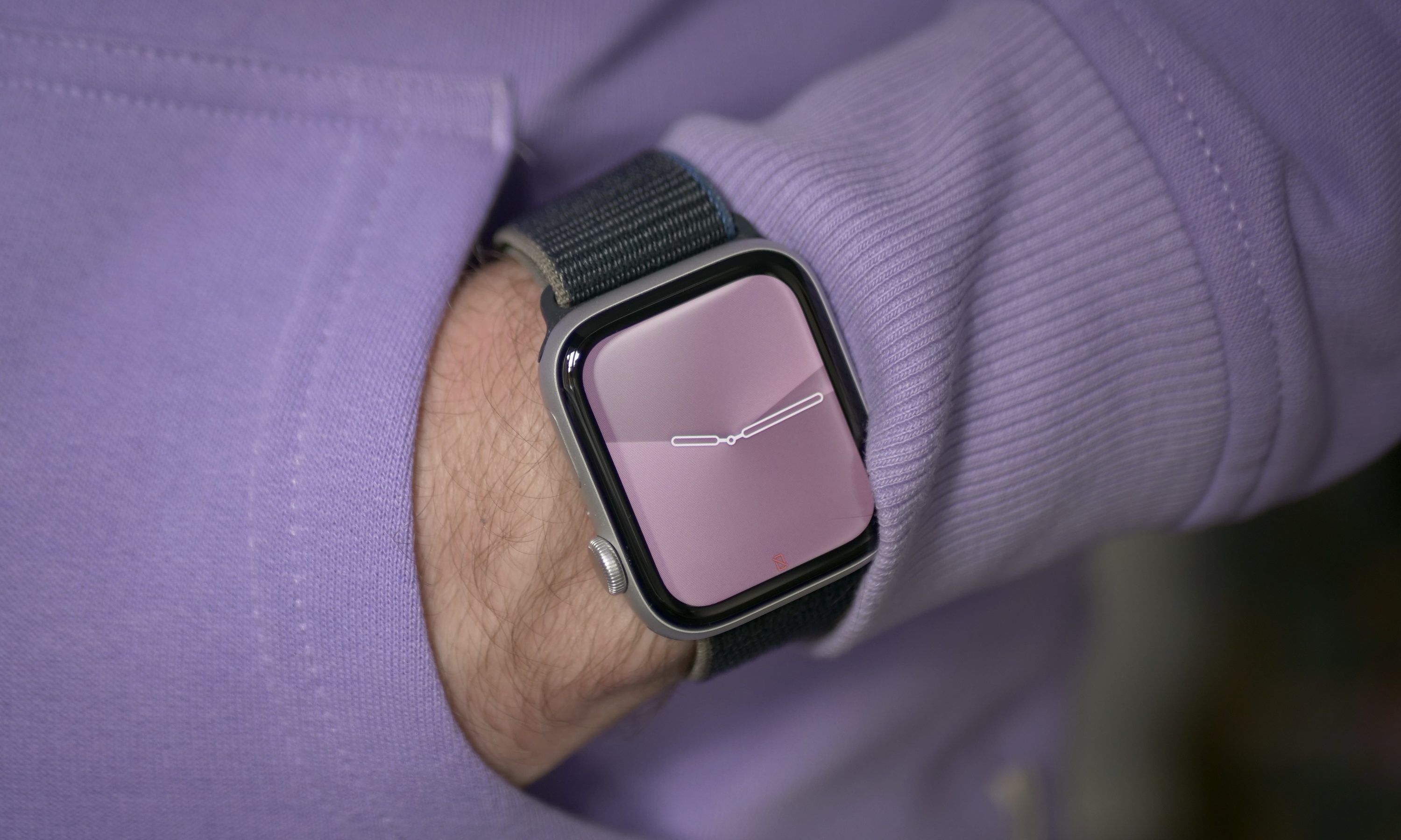A person wearing the Apple Watch SE 2.