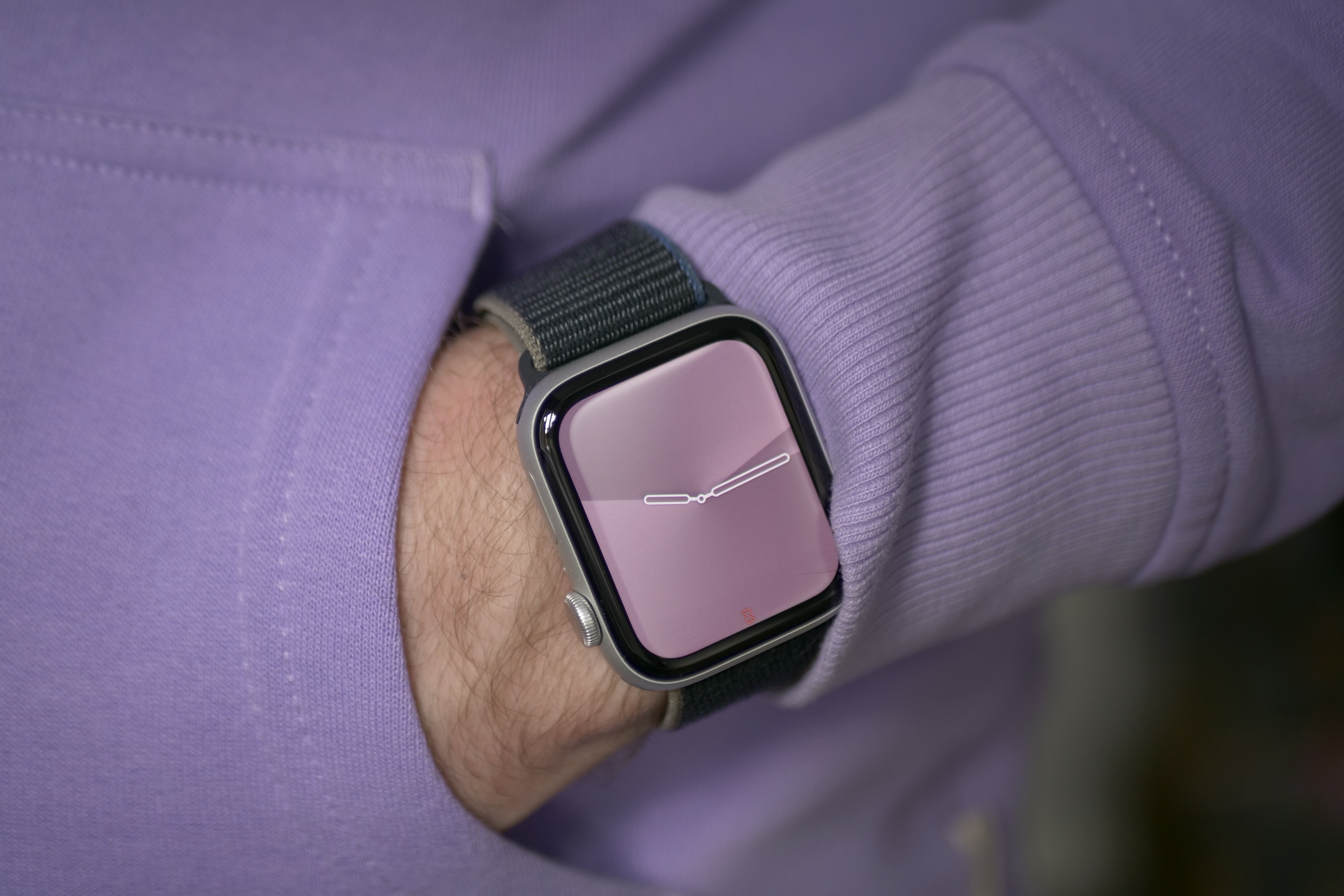 A person wearing the Apple Watch SE 2.
