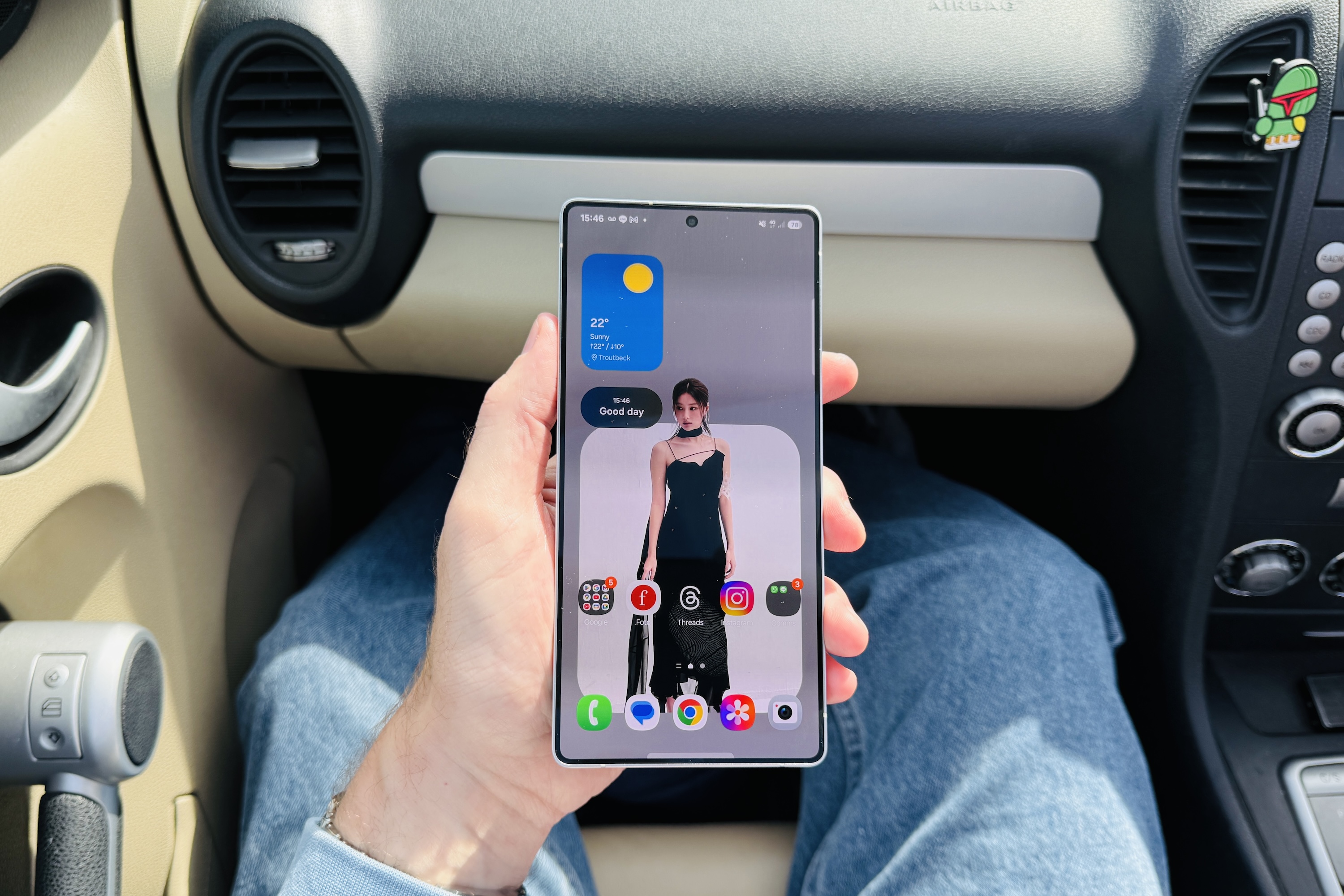 A person holding the Samsung Galaxy S25 Ultra.