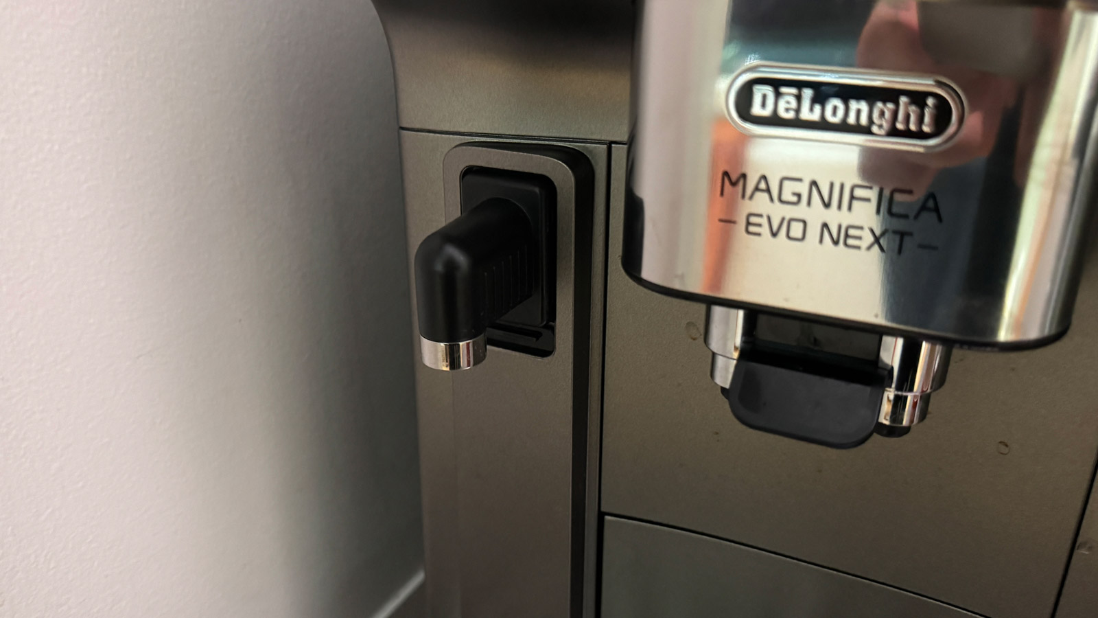 Hot water spout attachment for the .De'Longhi Magnifica Evo Next coffee machine