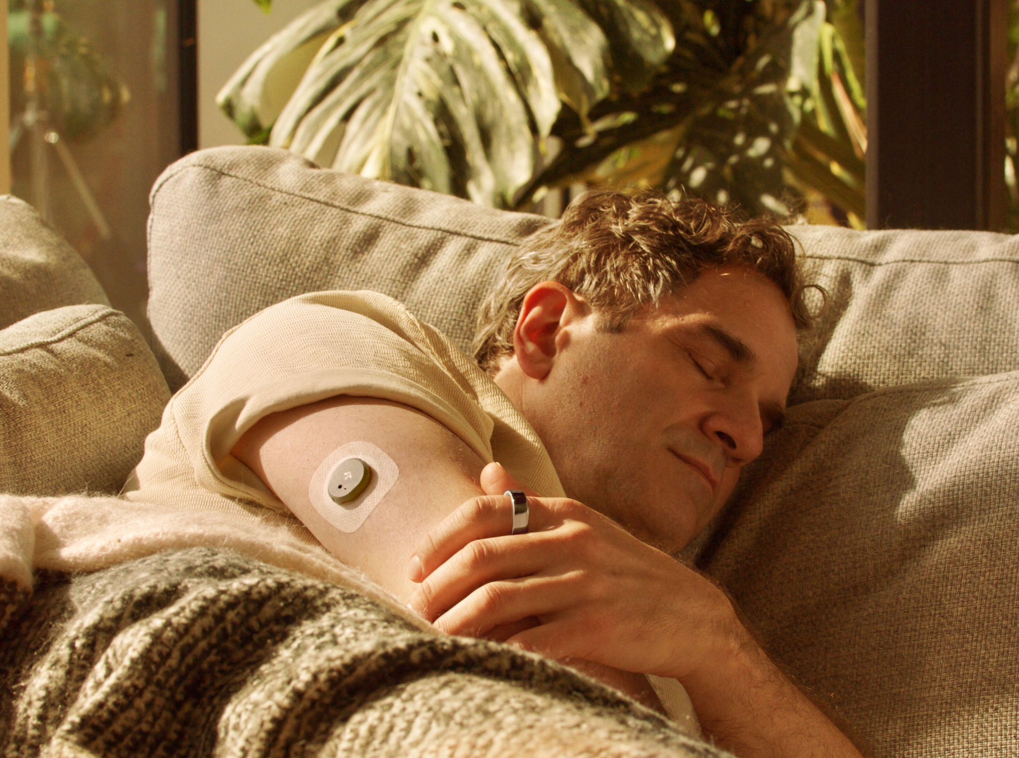 A promotional image for the Oura Ring's Dexcom Stelo integration.