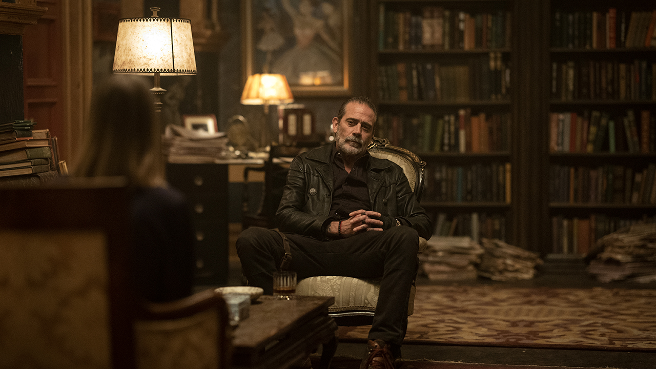Negan sits down with The Dama in The Walking Dead: Dead City.