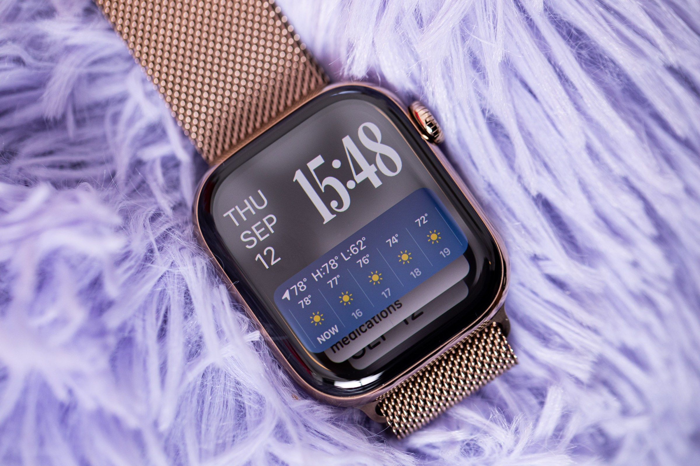 Close up of smart stack on an Apple Watch Series 10.