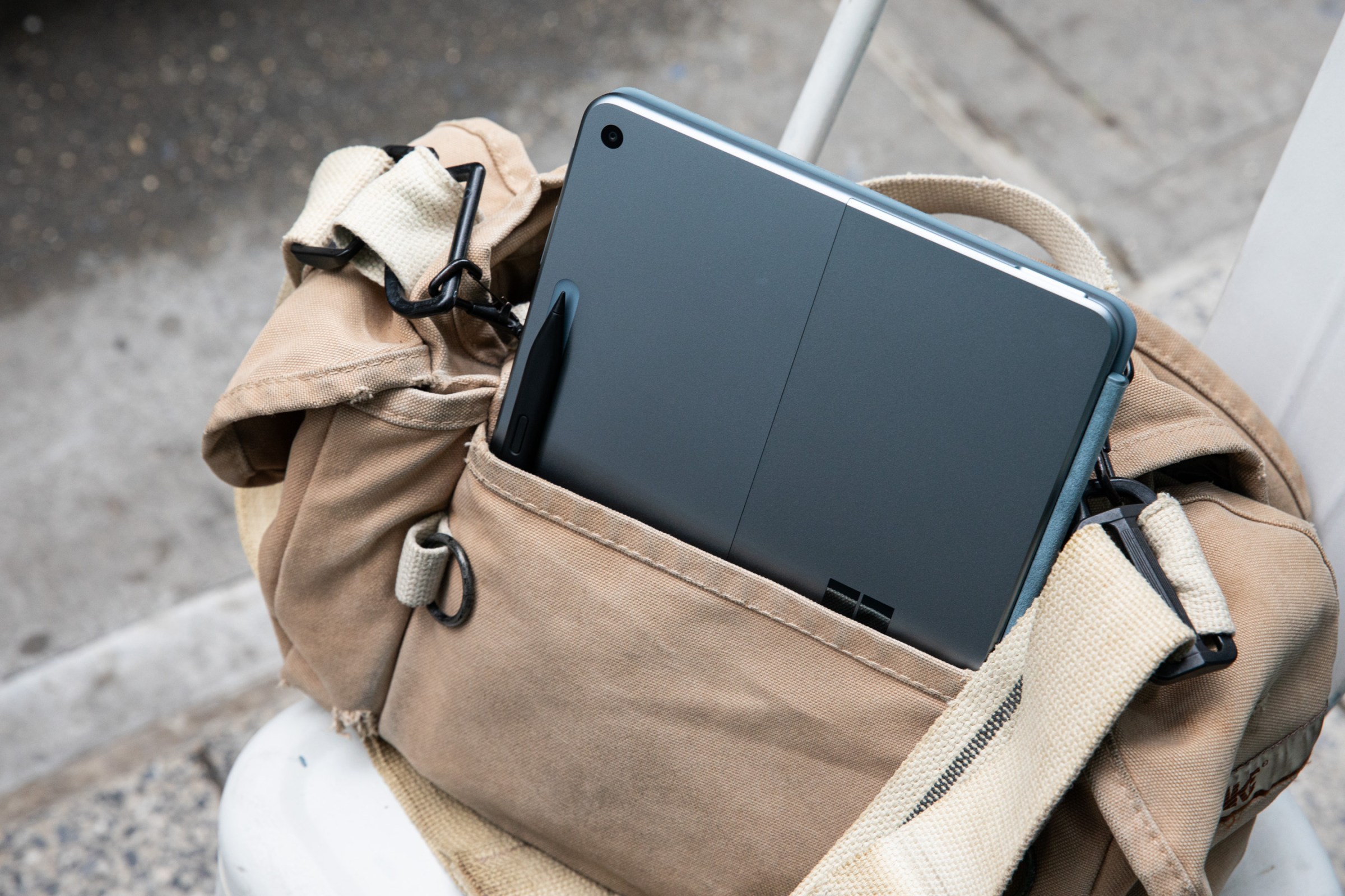 The stylus doesnāt fall off easily in a bag, thanks to strong magnets.