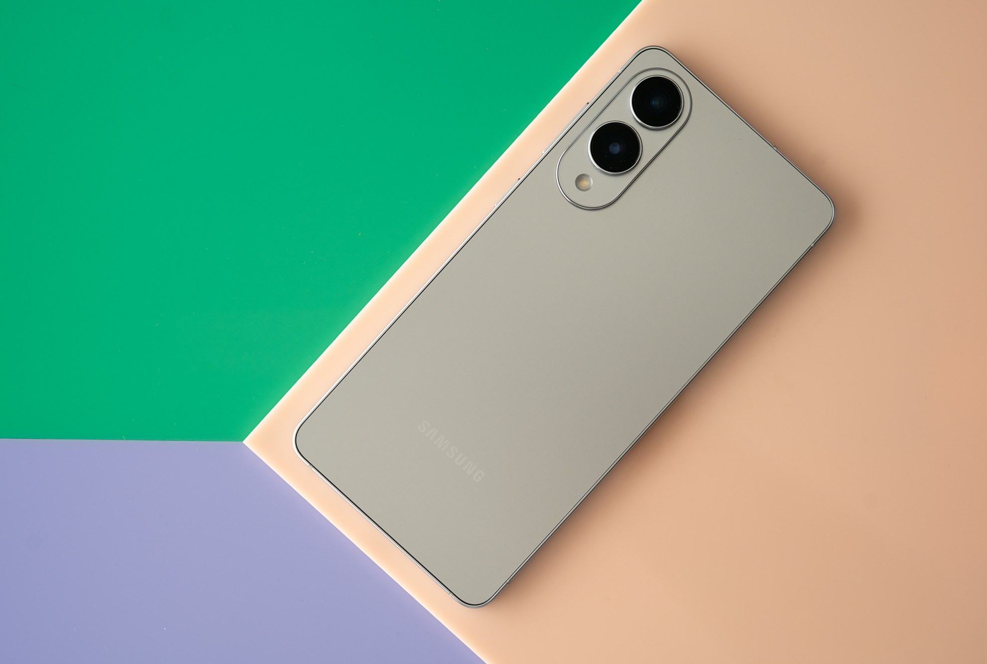 Samsung Galaxy S25 Edge on a colorful background