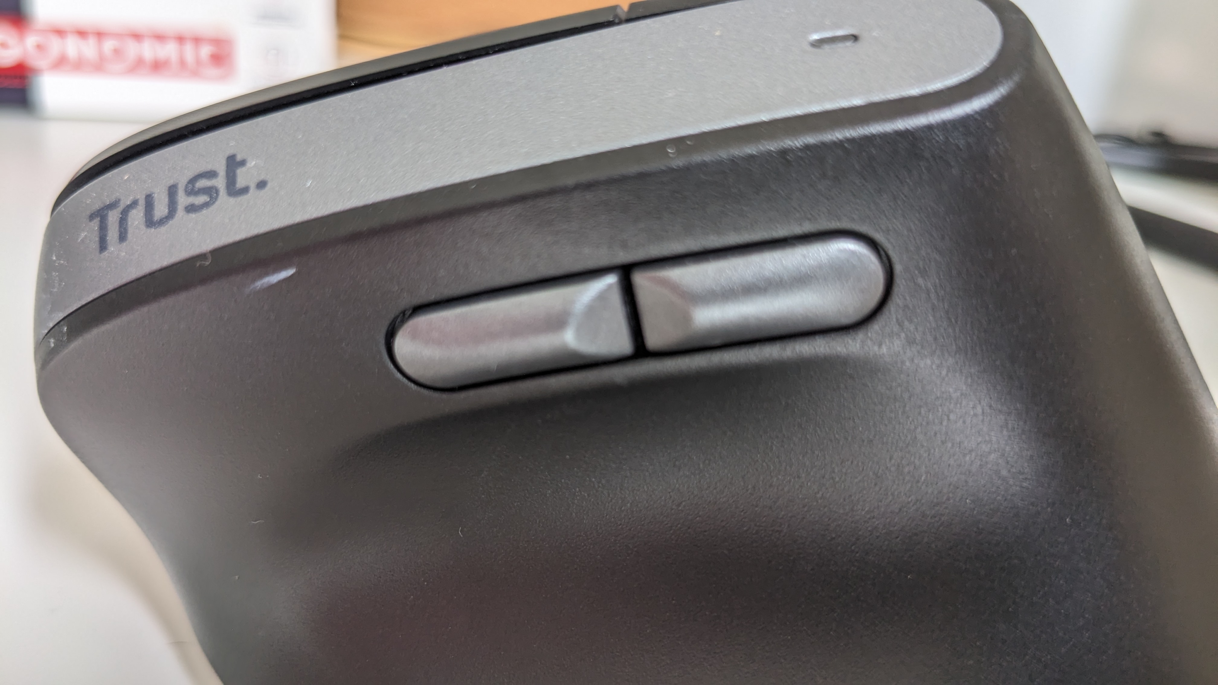 Trust Bayo II ergonomic mouse during our review