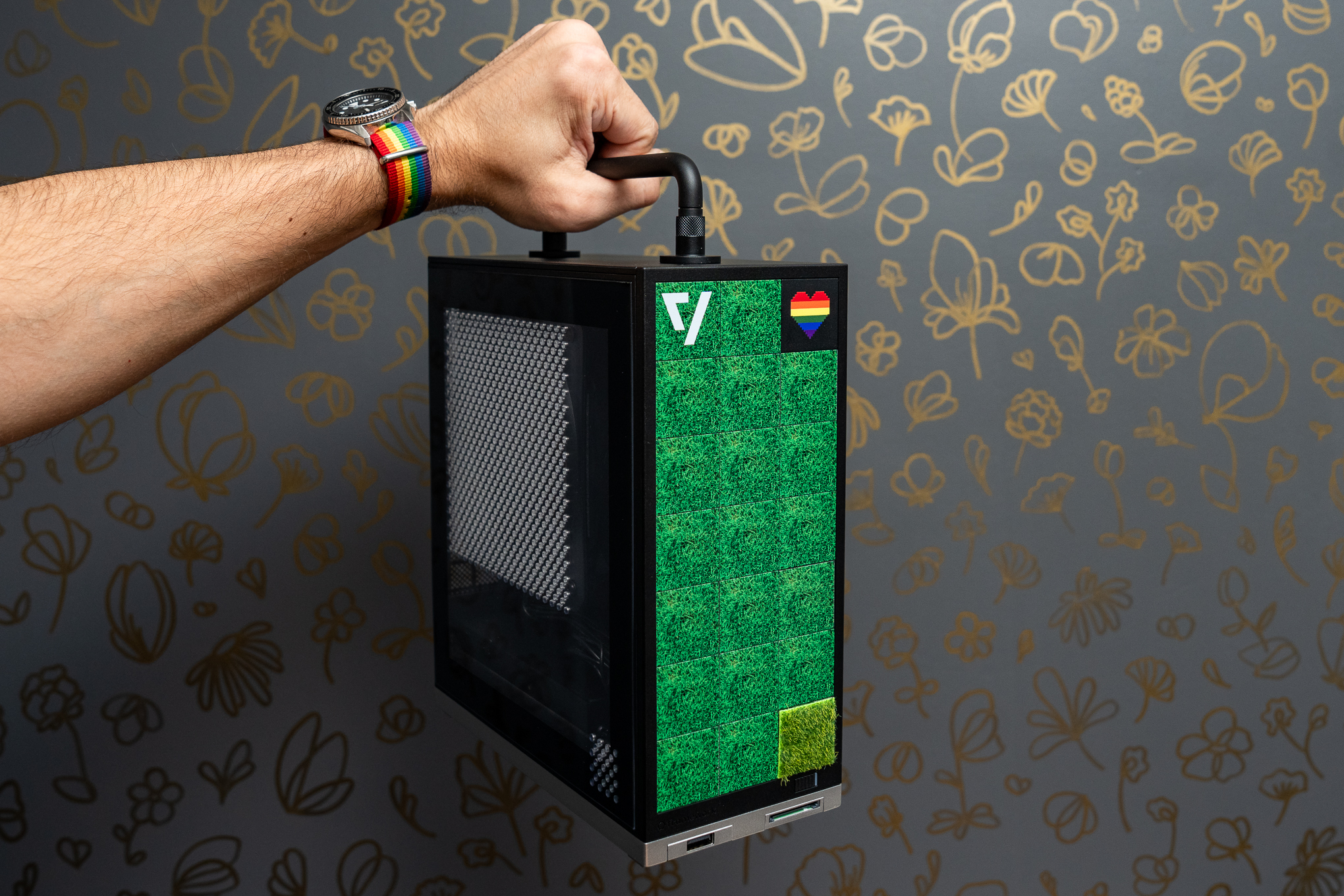 At just under seven pounds, it’s easy to transport this little guy to any LAN party or BYOC event, especially if you get the handle.