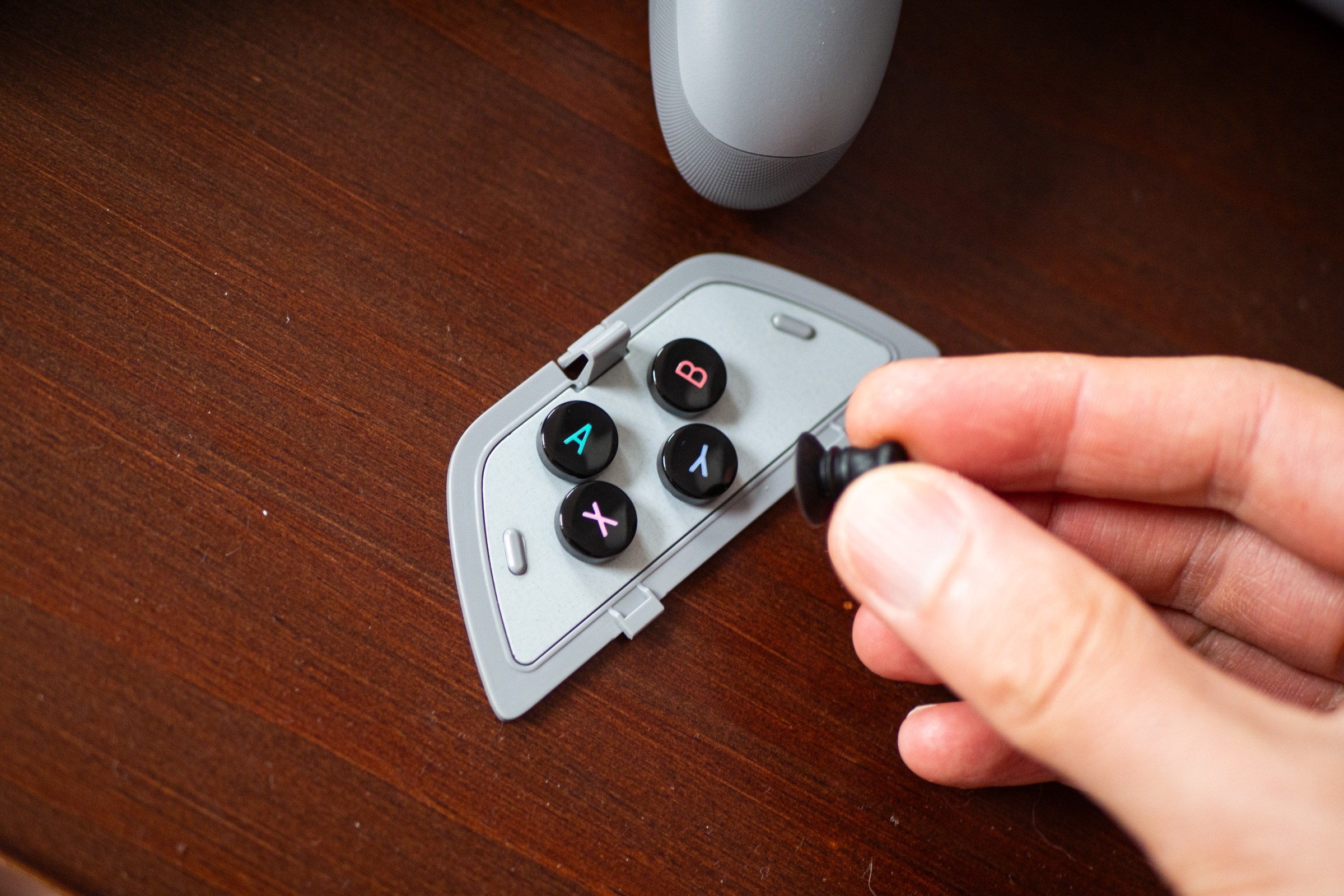 You can switch between the standard ABXY buttons, or the second, unlabeled set that 8BitDo hides in the dock’s compartment.