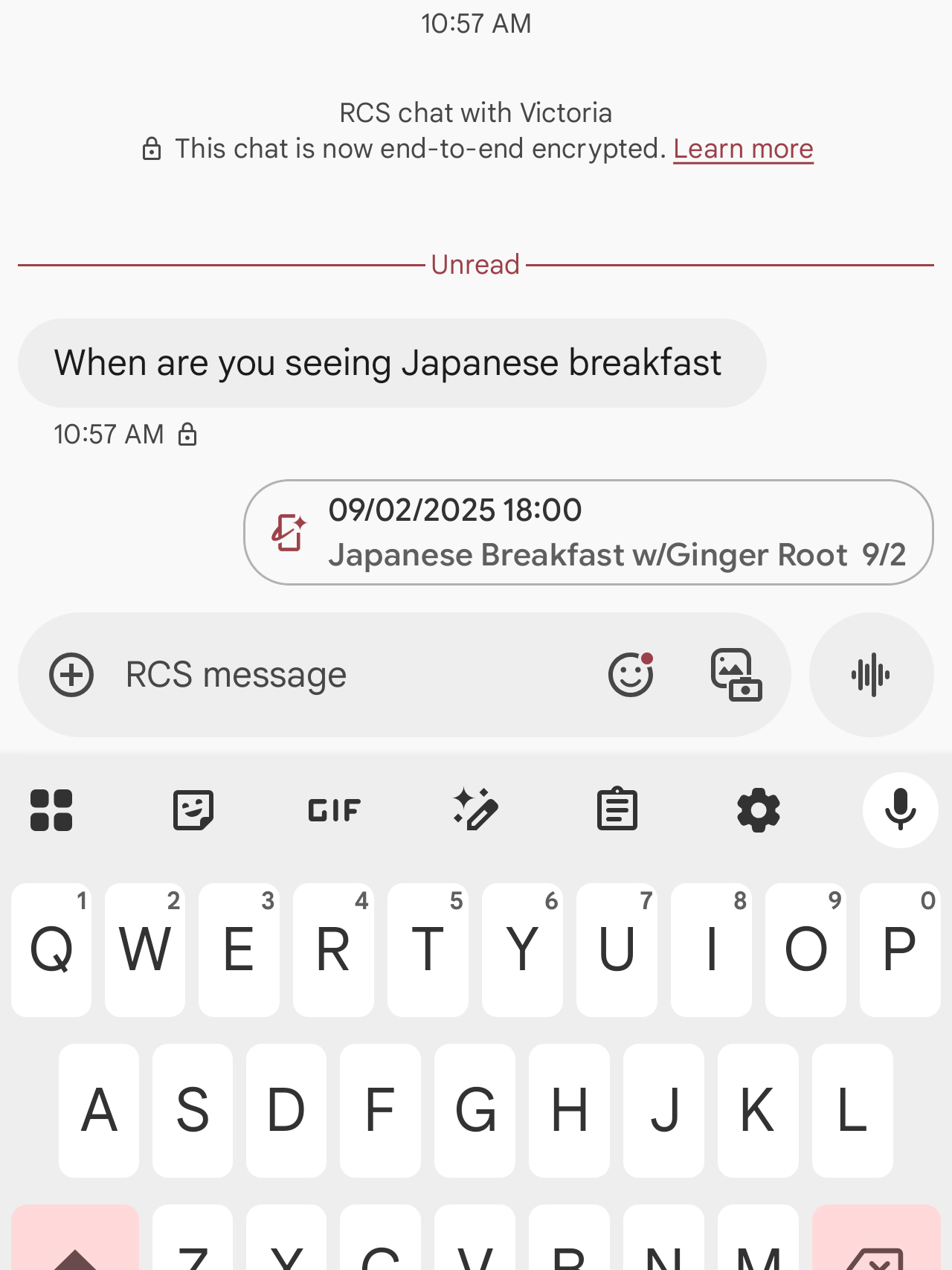 <em>The Magic Cue suggestion pops up at the bottom of our conversation.</em>
