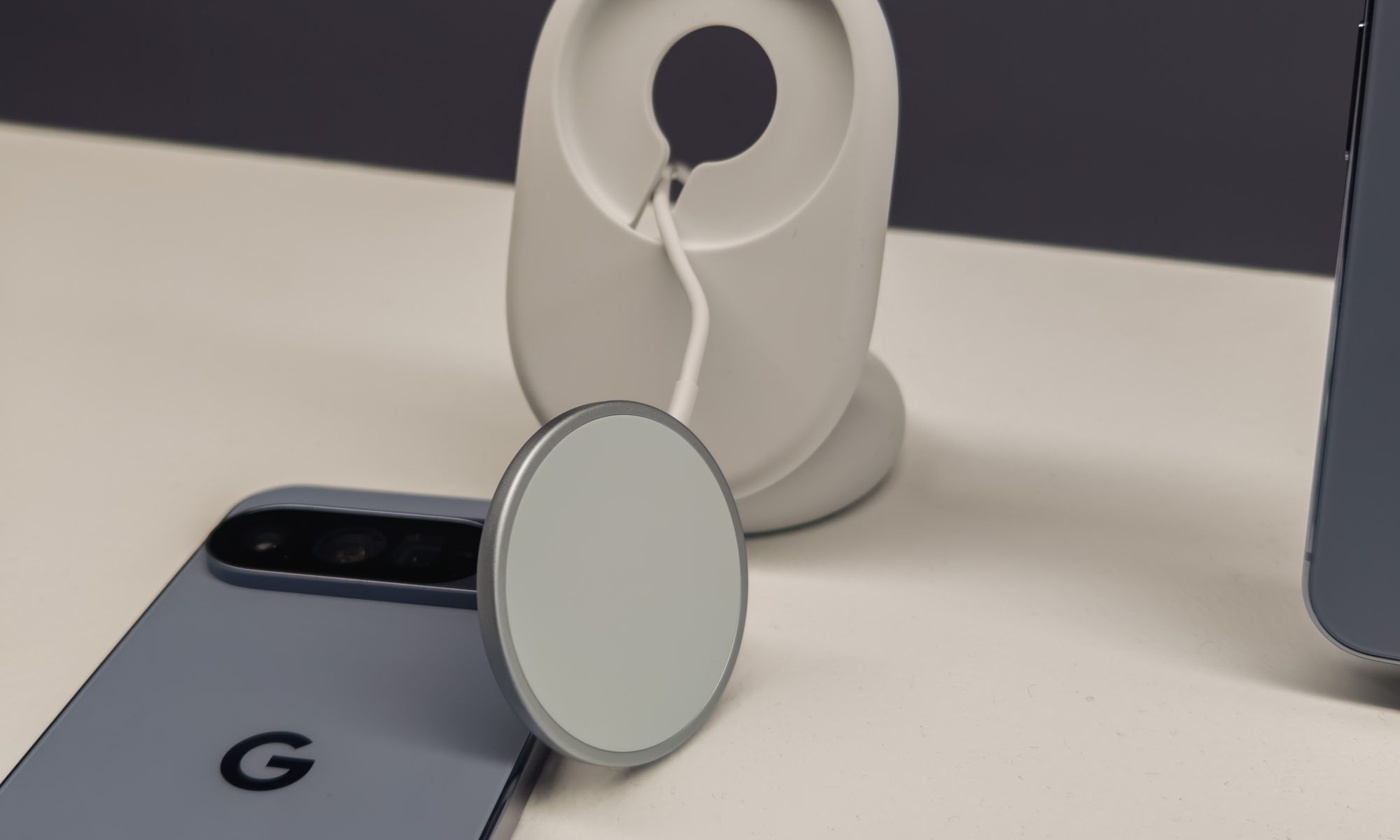 Google Pixel Stand with PixelSnap