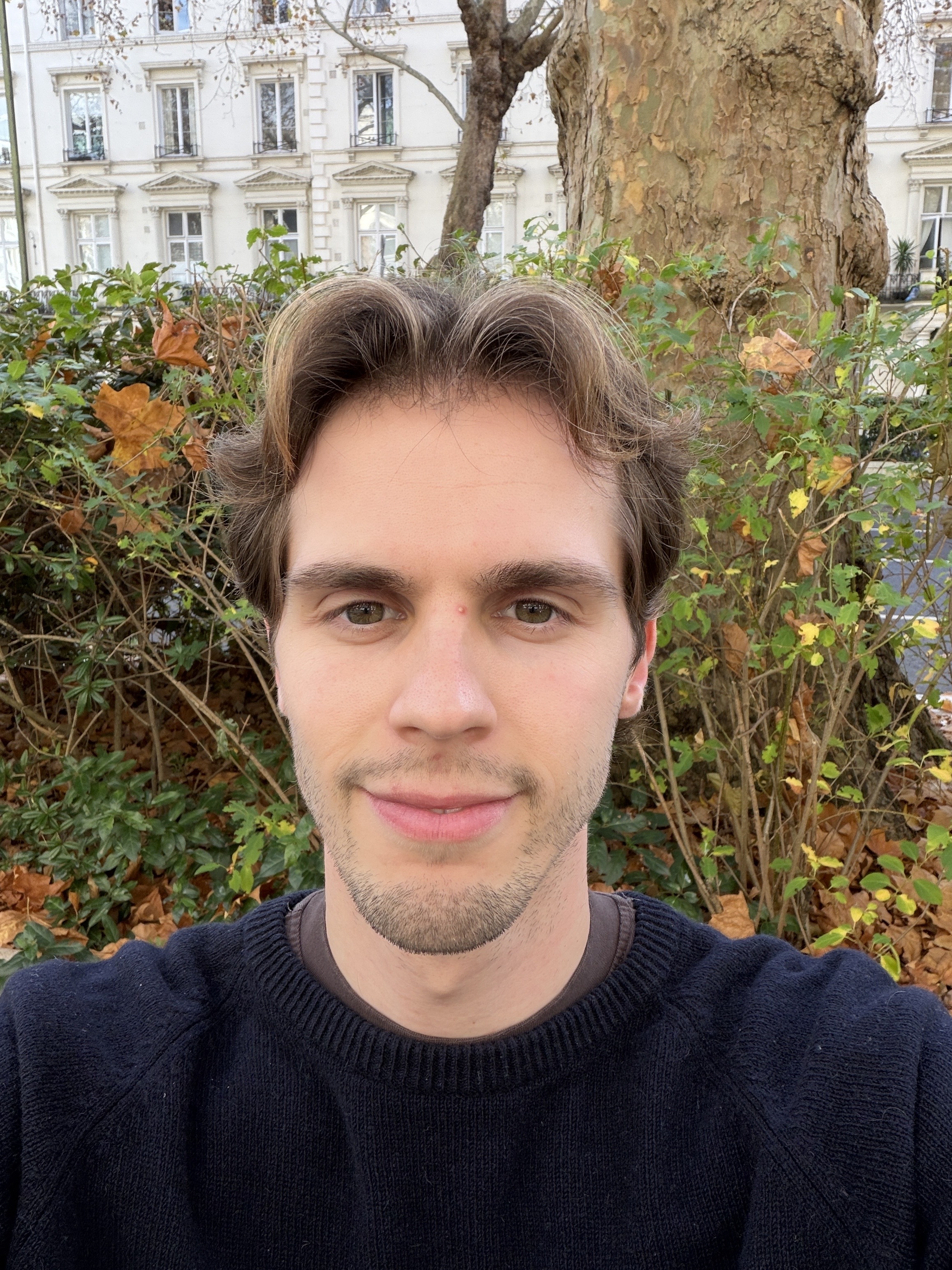 A selfie of Axel Metz, Phones Editor