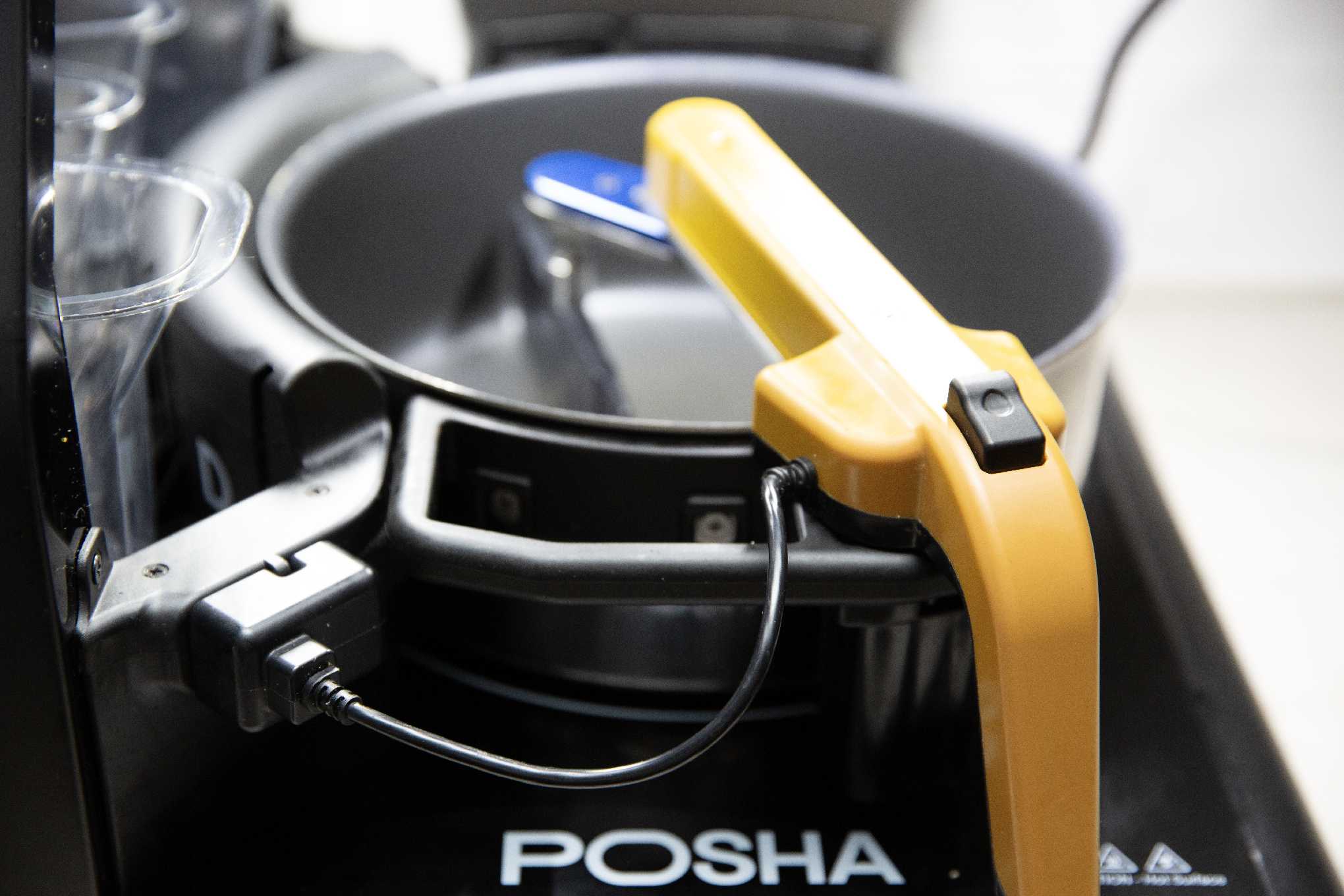 Top down view of a Posha cooking robot.