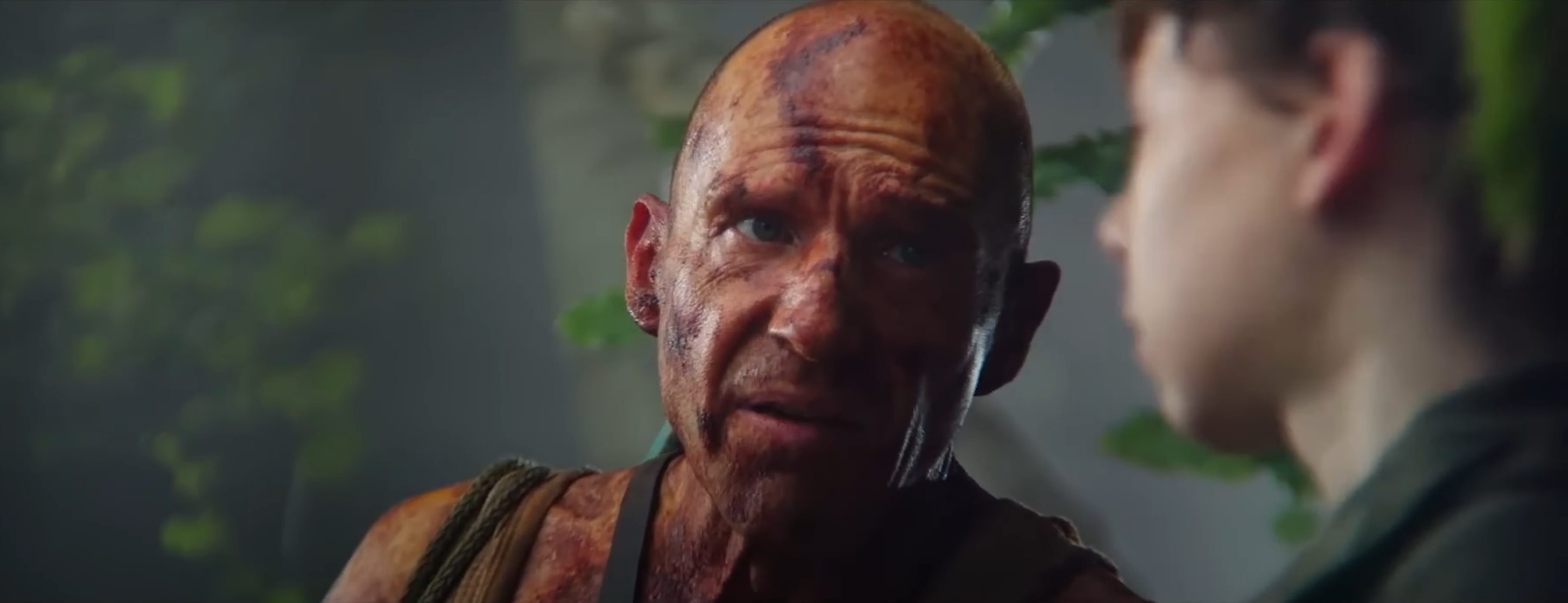 Dr. Kelson (Ralph Fiennes) talking to Spike (Alfie Williams) in 28 Years Later.