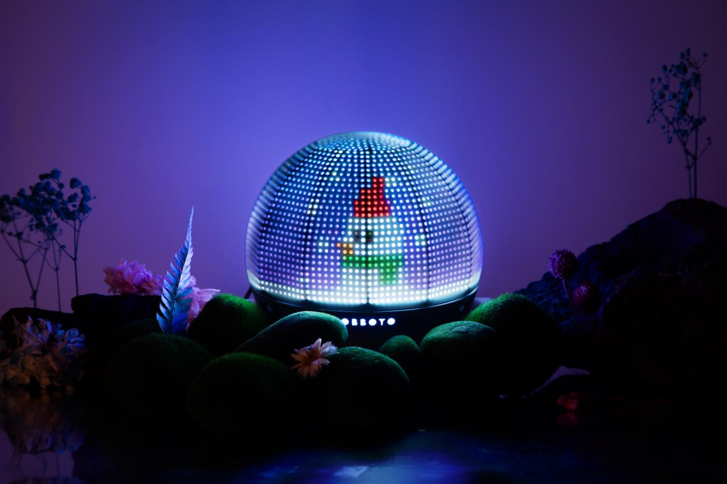 The SwitchBot Obboto RGB globe light, displaying a snowman.