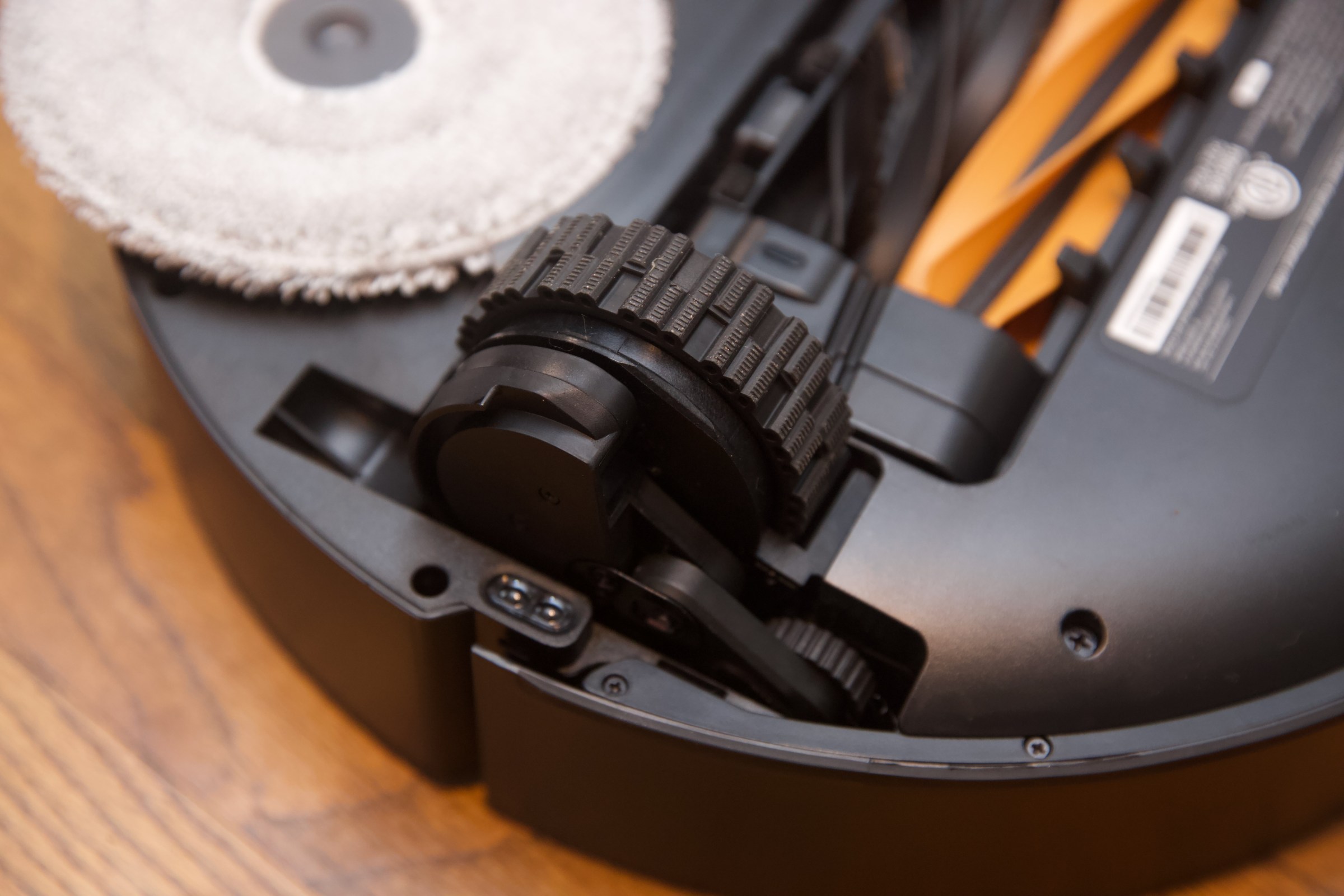 The Dreame’s wheels can lift up using two “legs” to get over small steps and high transitions between rooms.