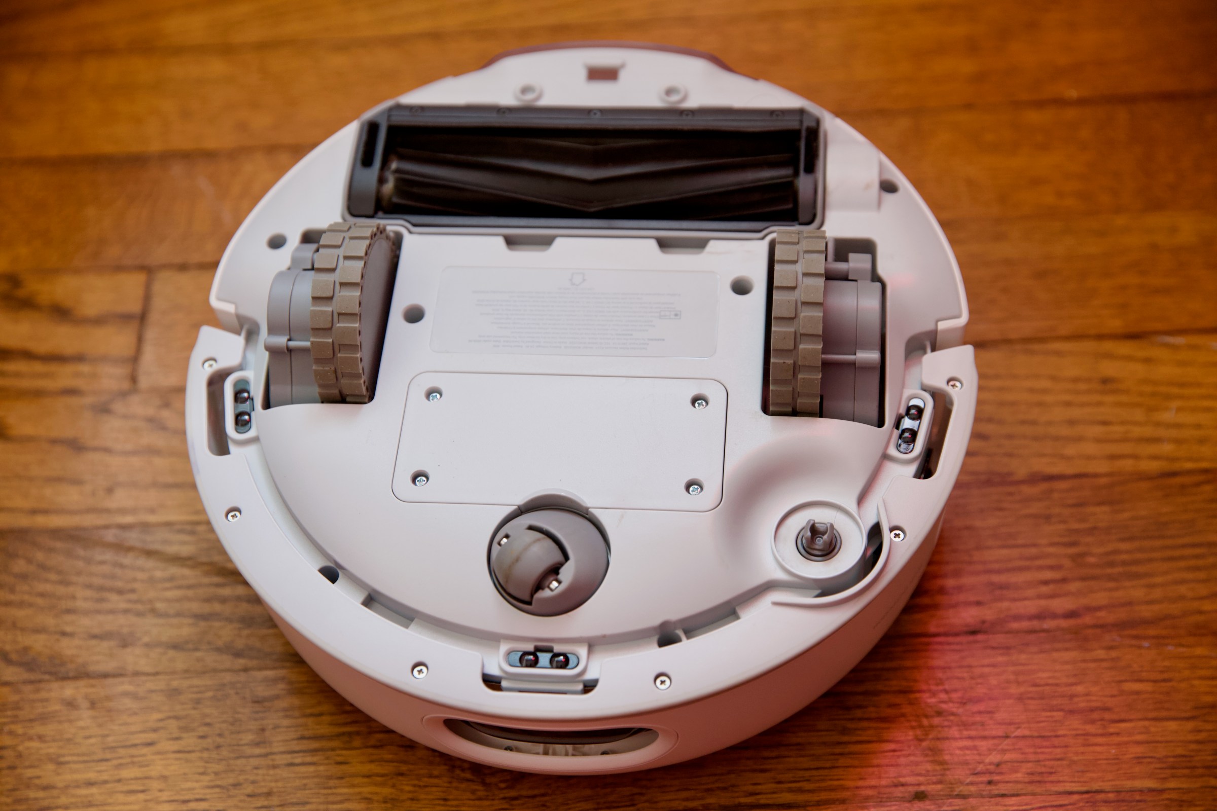 The mini robot uses a rubber roller brush and a single side brush (not pictured).