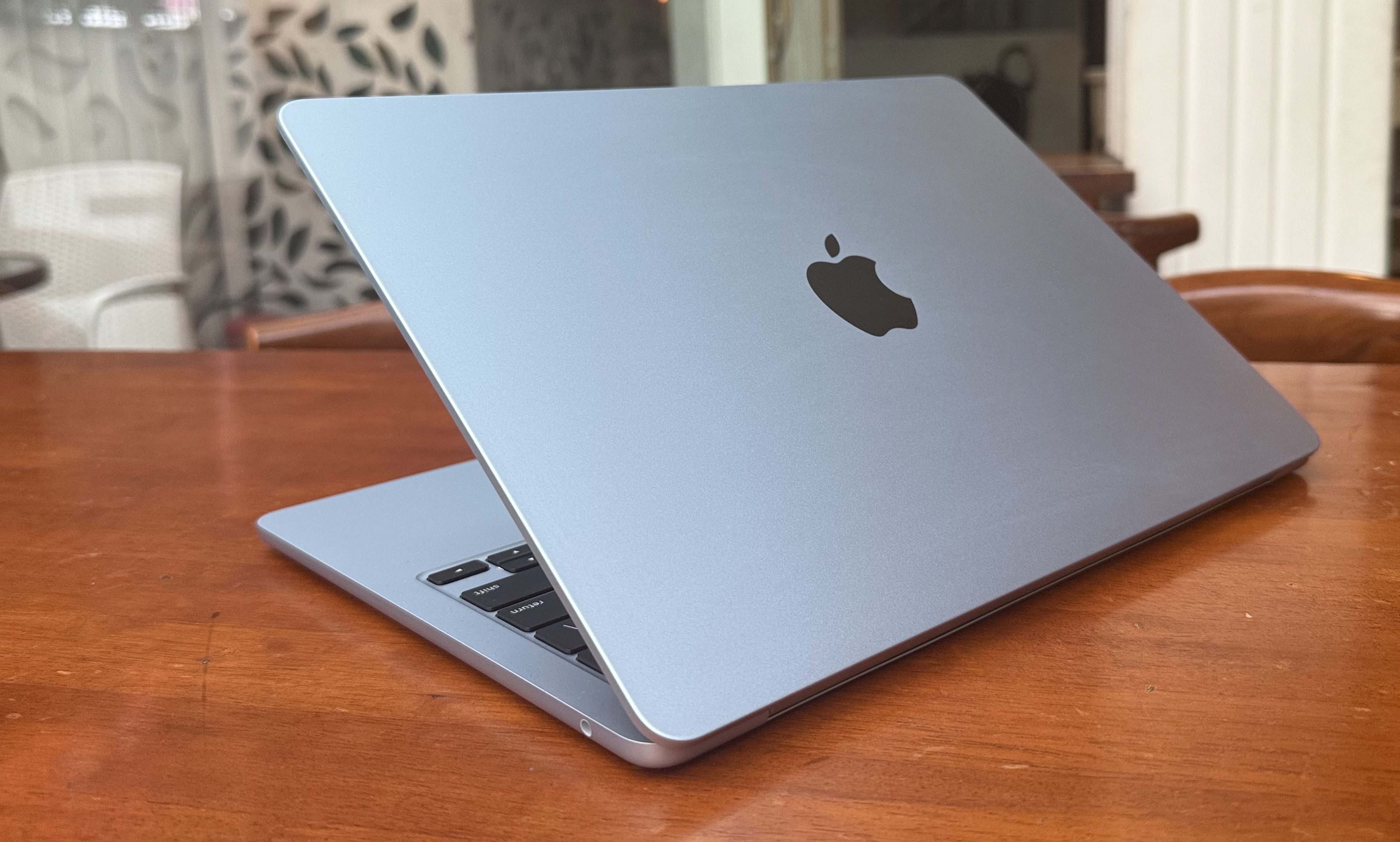 Rear view of lid on M4 MacBook Air.