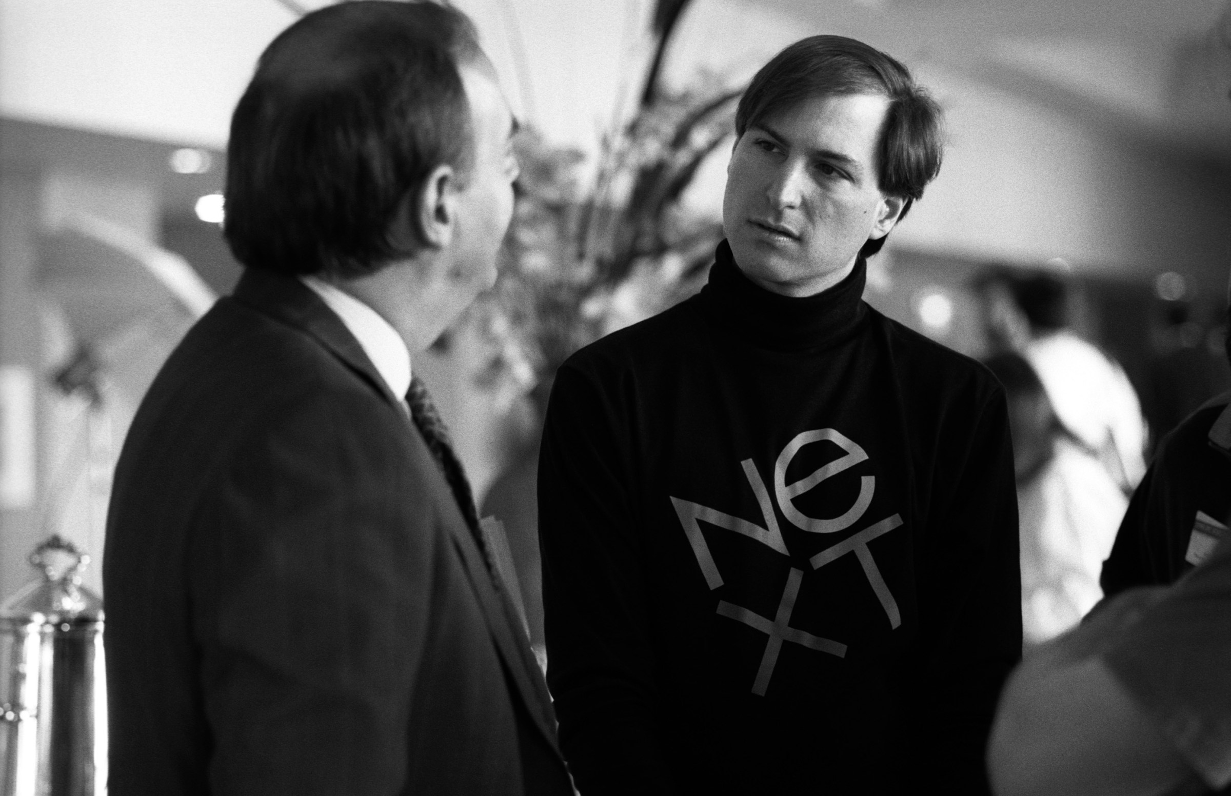 Vittorio Cassoni, from Ing. C. Olivetti & Co., speaks with Steve Jobs at the annual PC Forum, Tucson, Arizona, 1990.