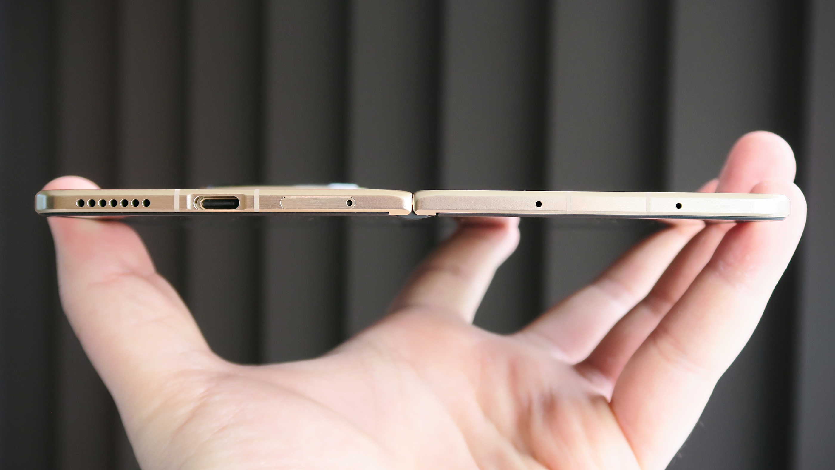 Honor Magic V6 hands on thickness open