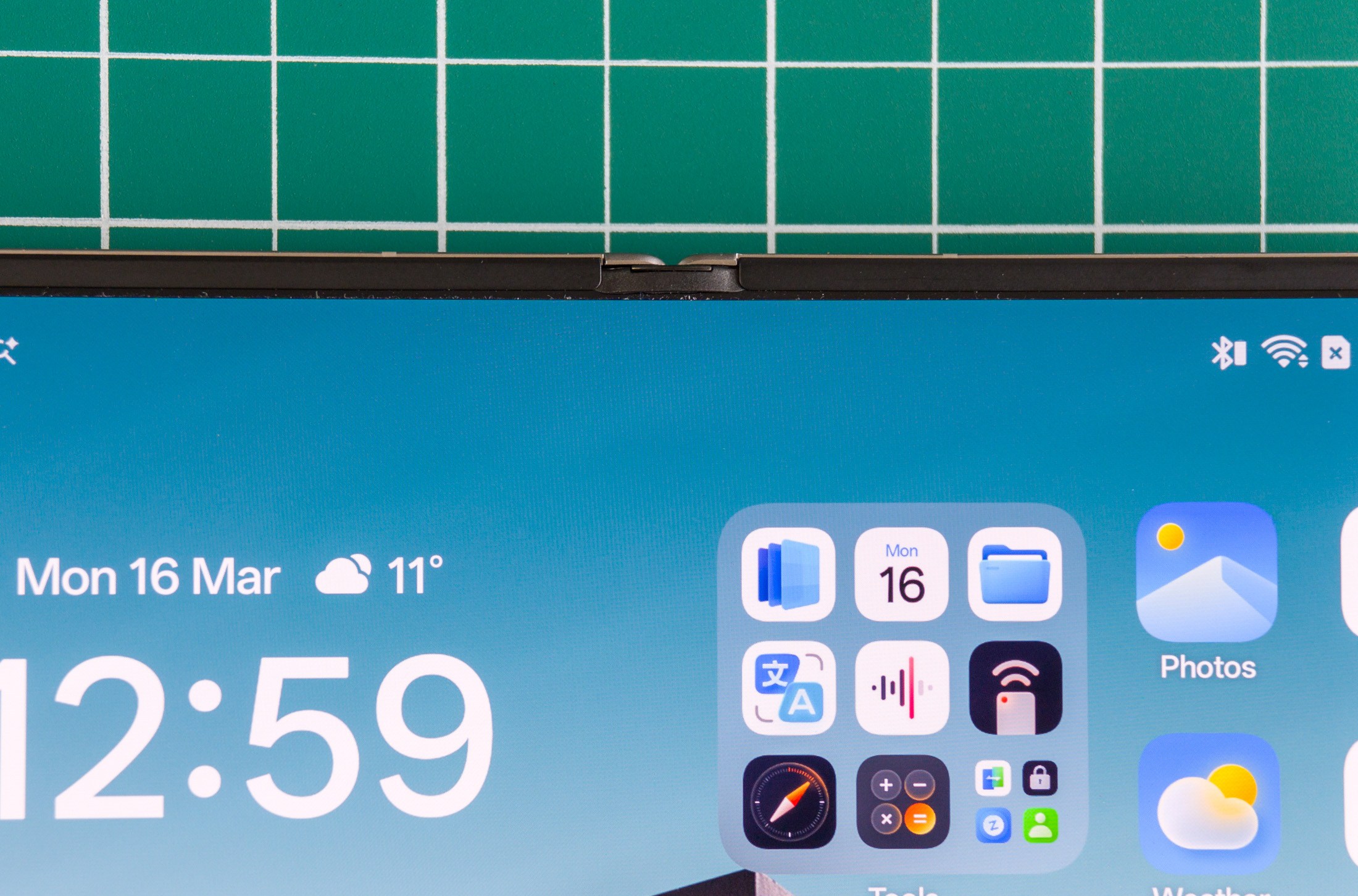 Photo of Oppo Find N6 on a green work mat from above centered on the crease and hinge