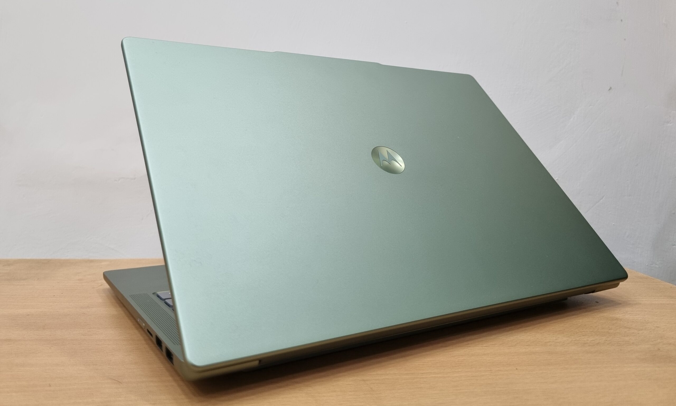 Moto Book 60 Pro in PANTONE Bronze Green