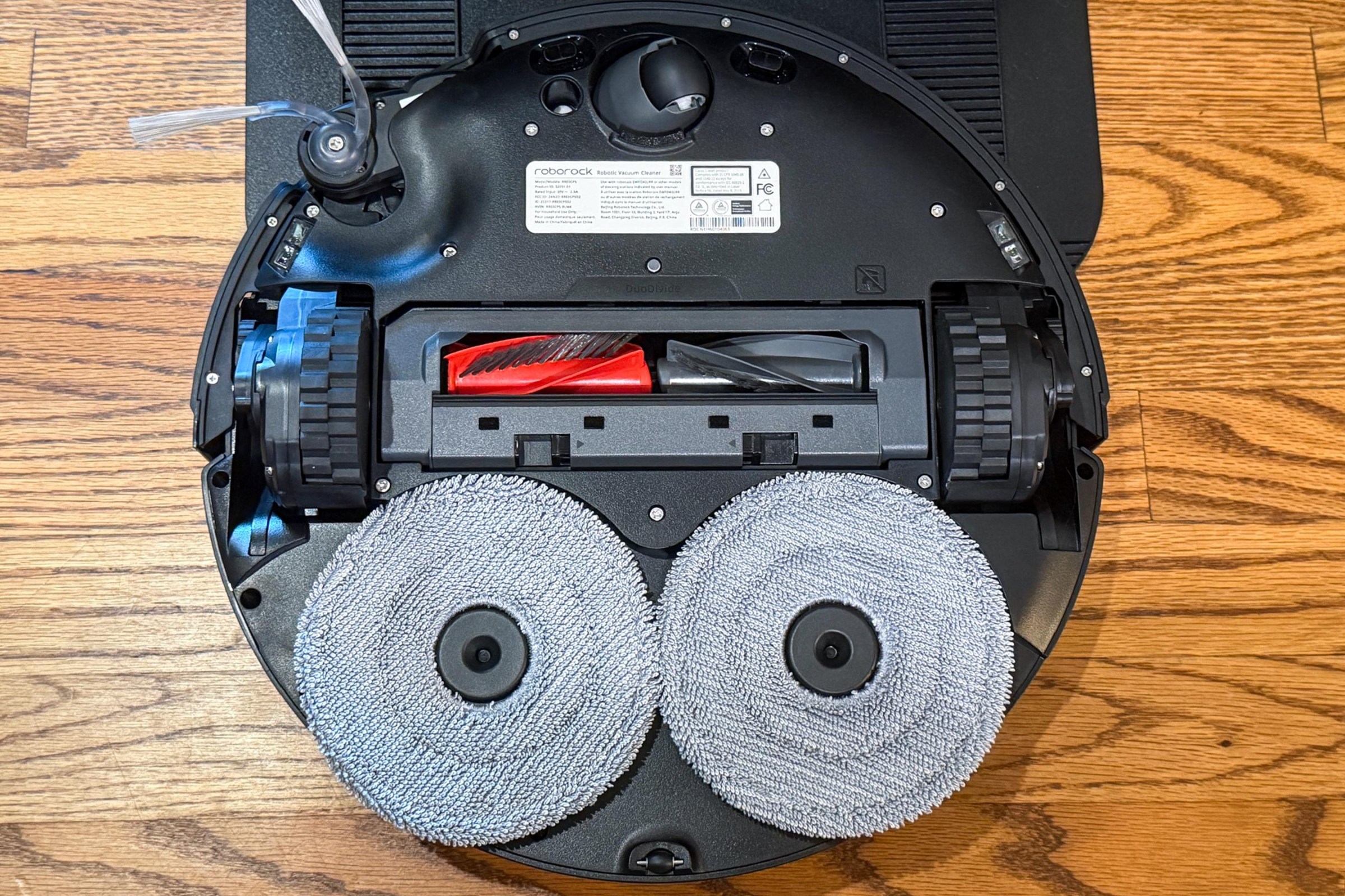 The Saros 20 has spinning mop pads and a DuoDivide brush that tackles tangles well.