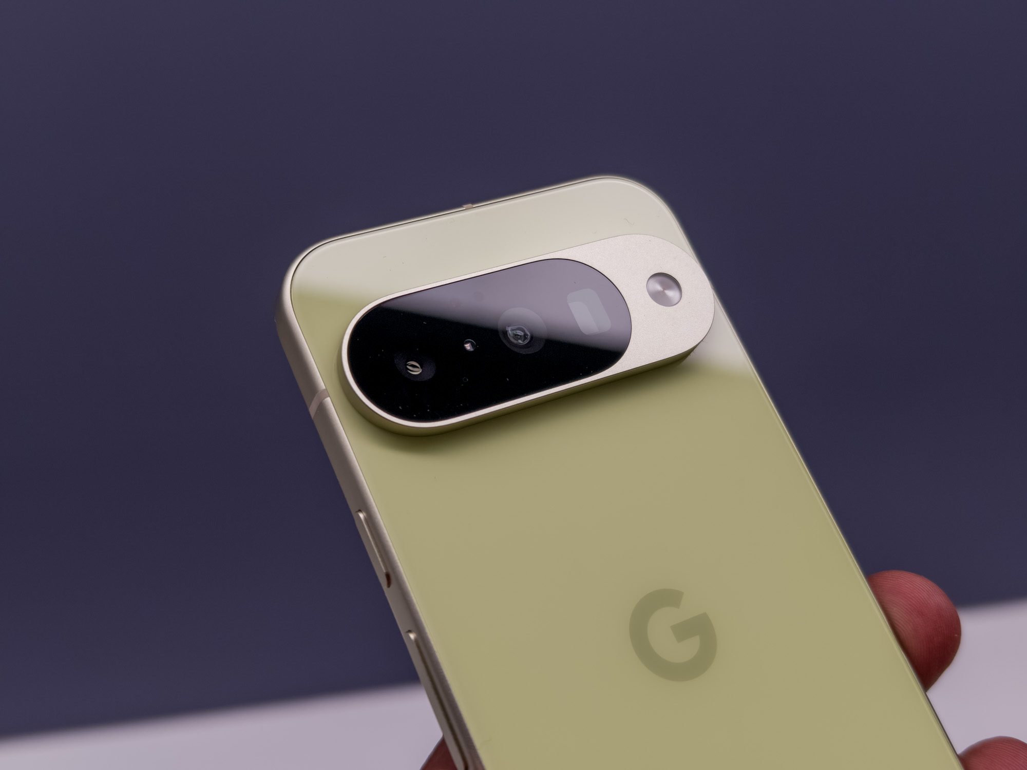 Google Pixel 10 Lemongrass