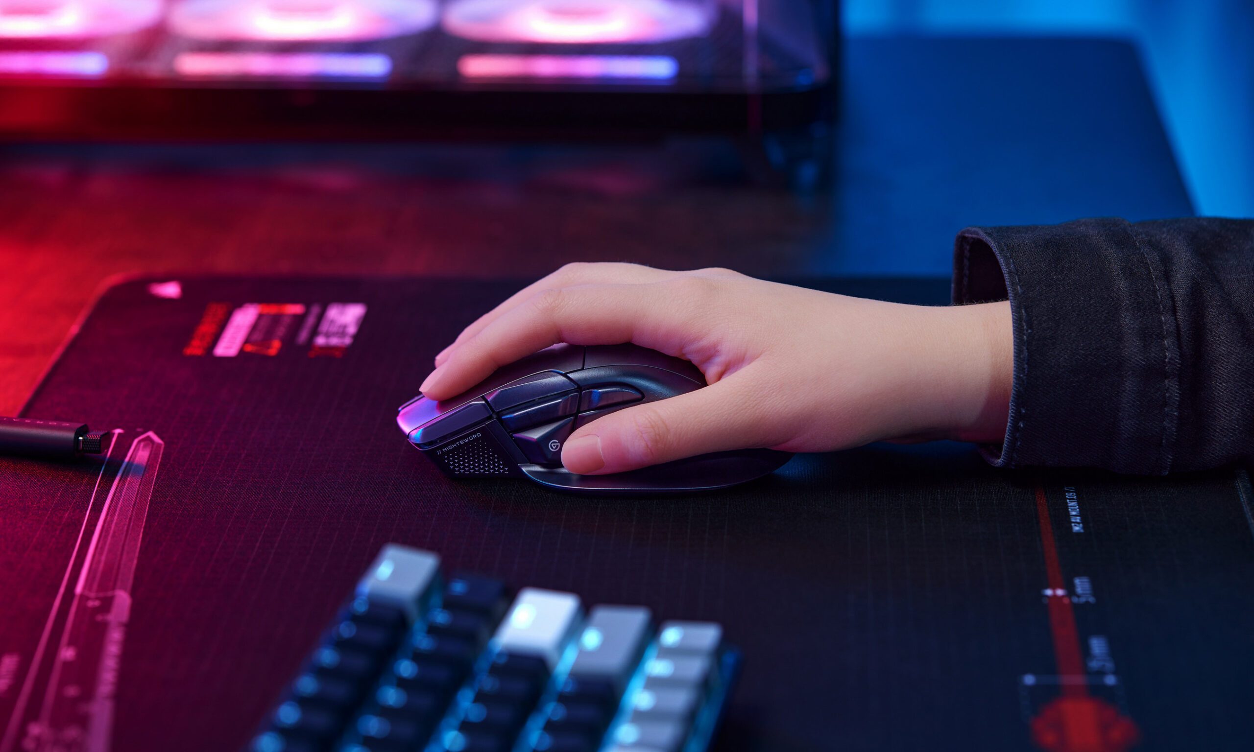 Corsair NIGHTSWORD v2 SD mouse in hand