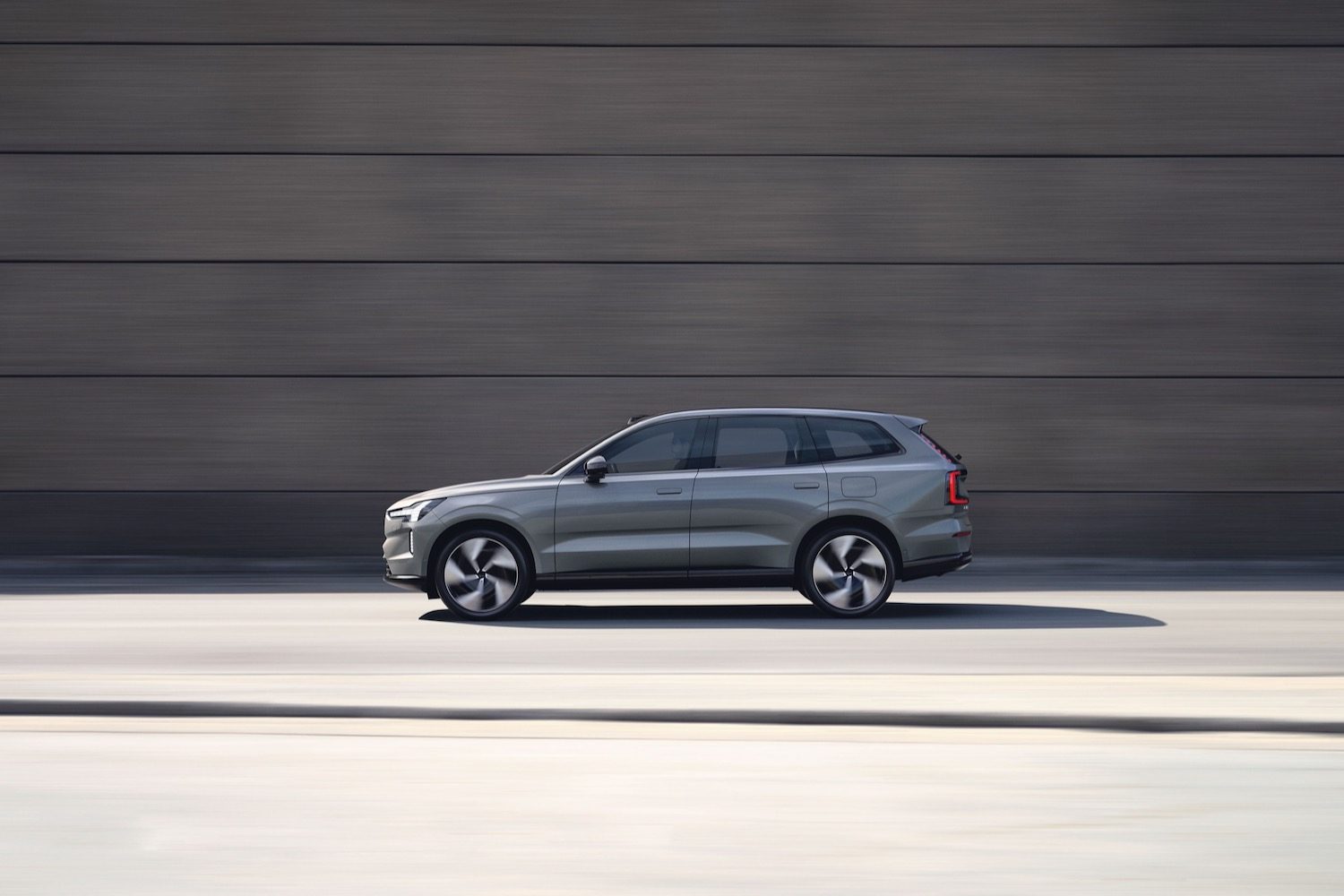 Profile view of the 2024 Volvo EX90.