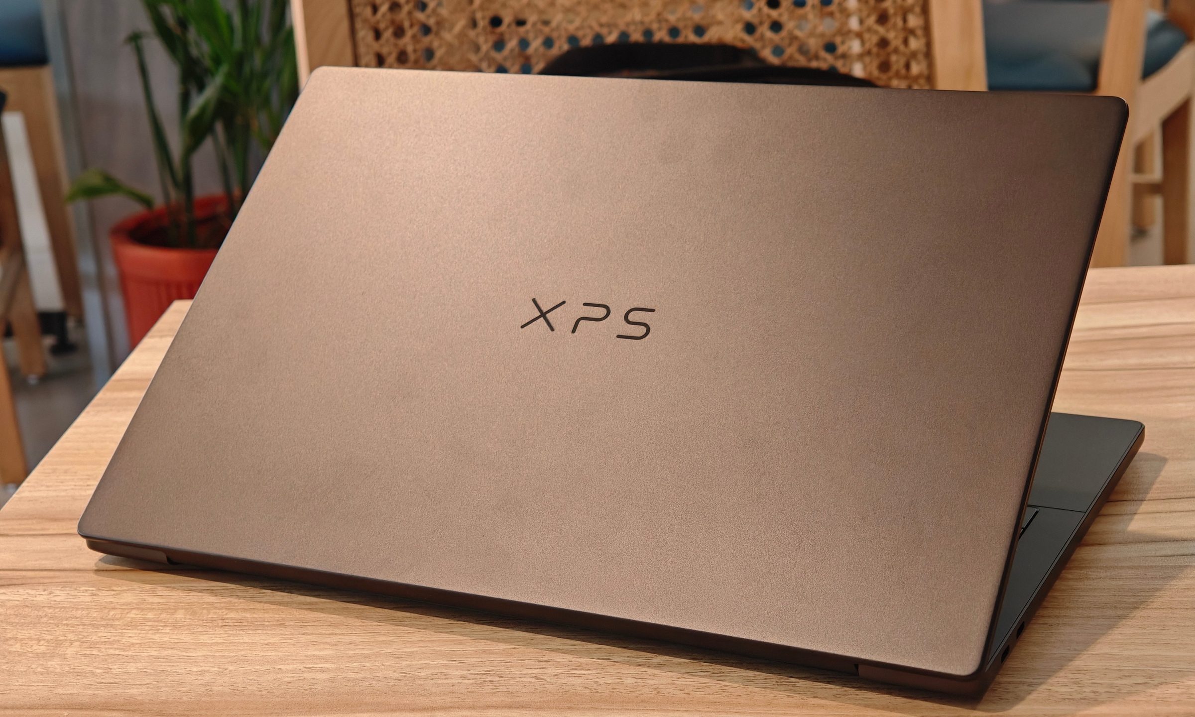 Dell XPS 14 Review: Top Lid