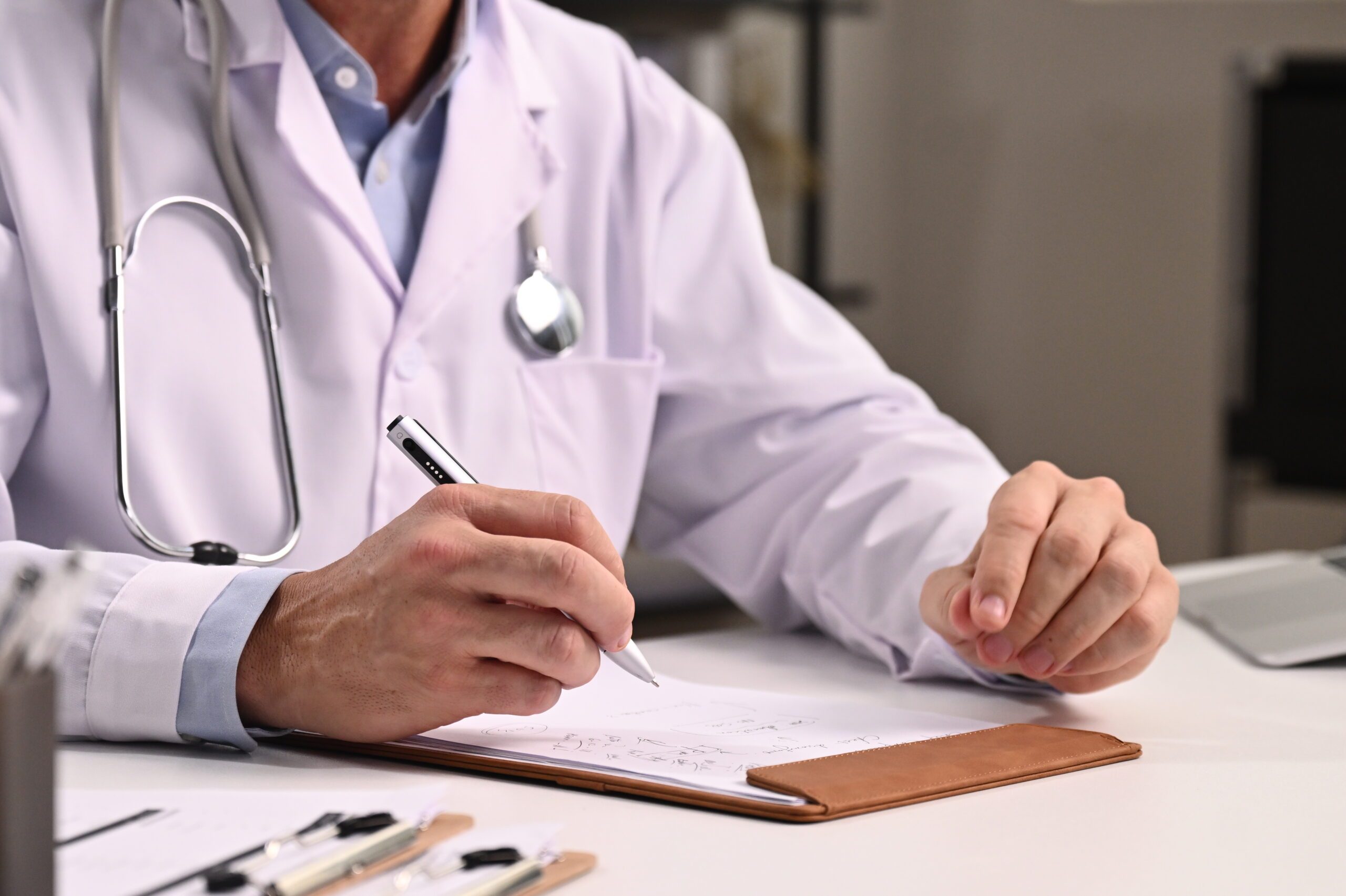 Flowtica Scribe AI transcript pen being used by a doctor
