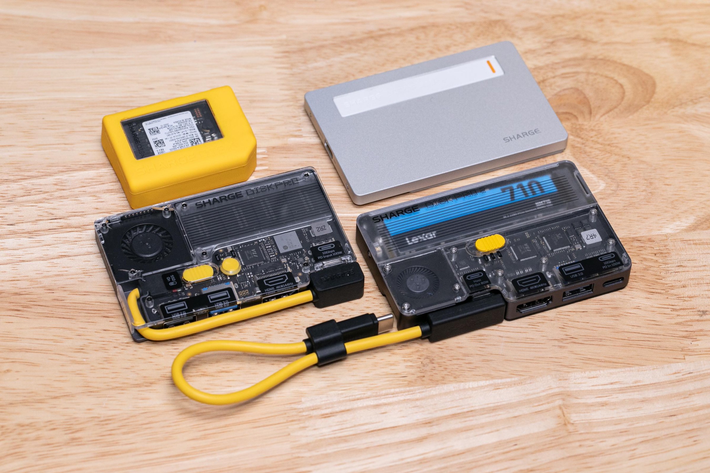 Sharge Disk (yellow), Disk Plus (silver), Disk Pro (fixed cable), and Disk Pro 2 (detachable cable).
