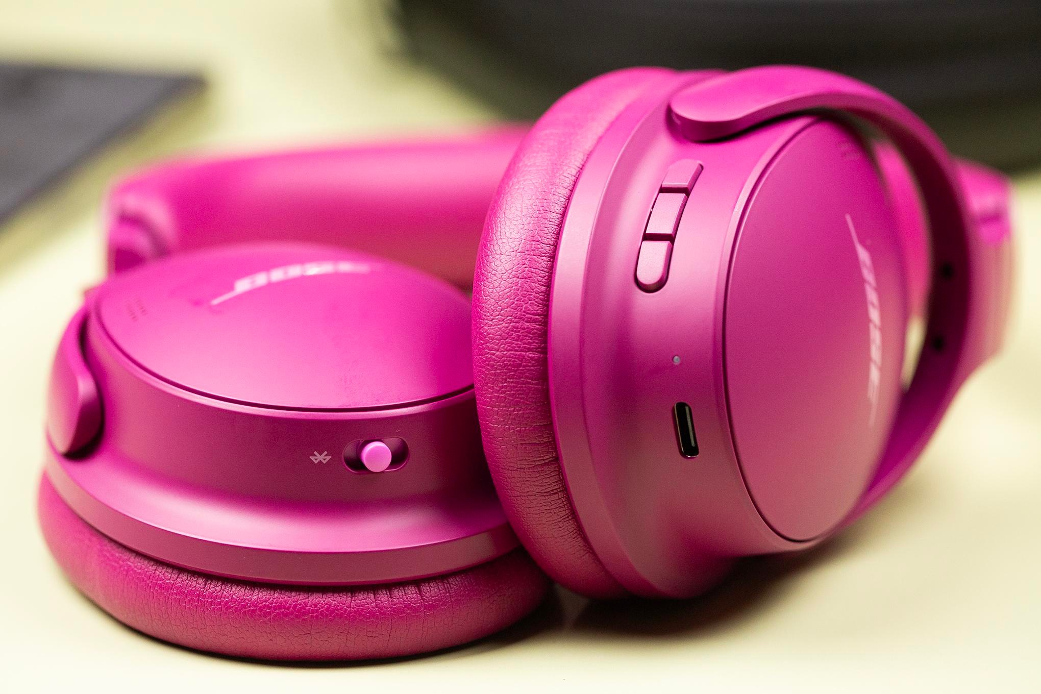 Bokeh close shot of Gen 2 Bose QuietComfort Headphones.