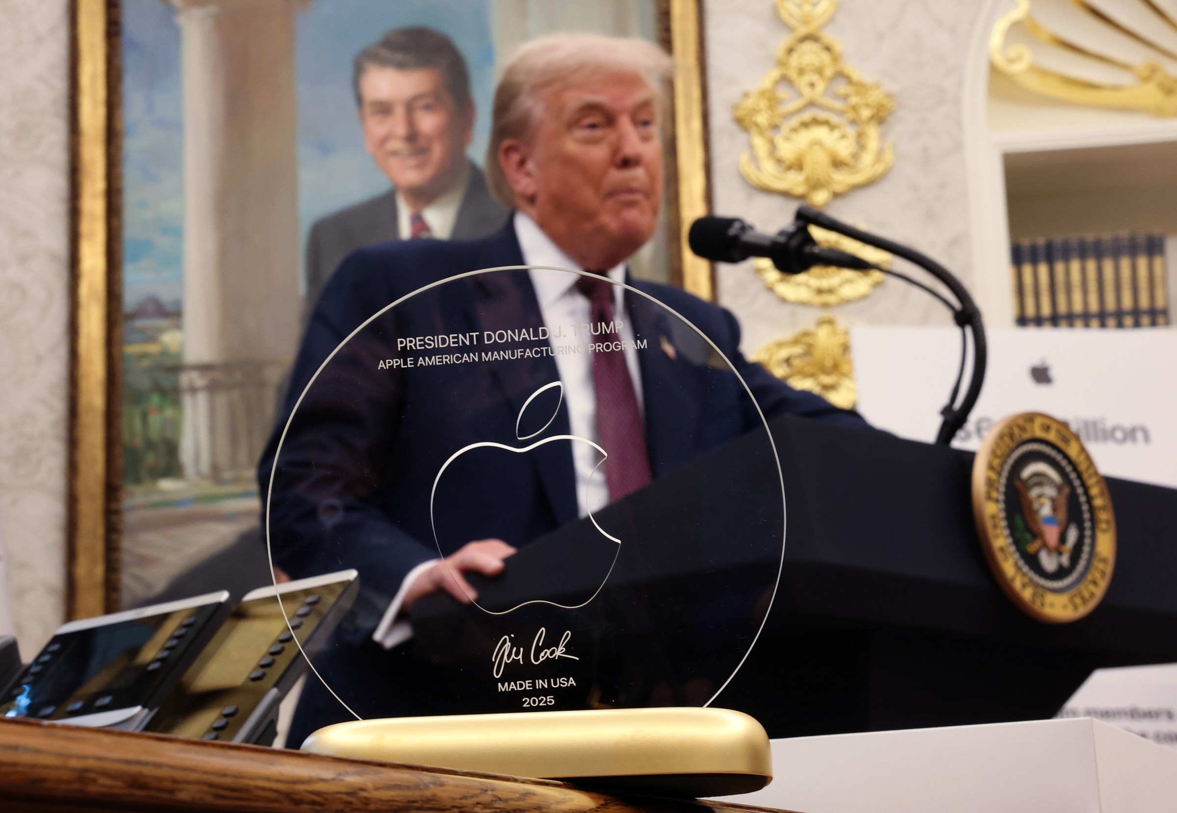 The engraved Corning glass with a 24-karat base that Apple gifted to Trump.